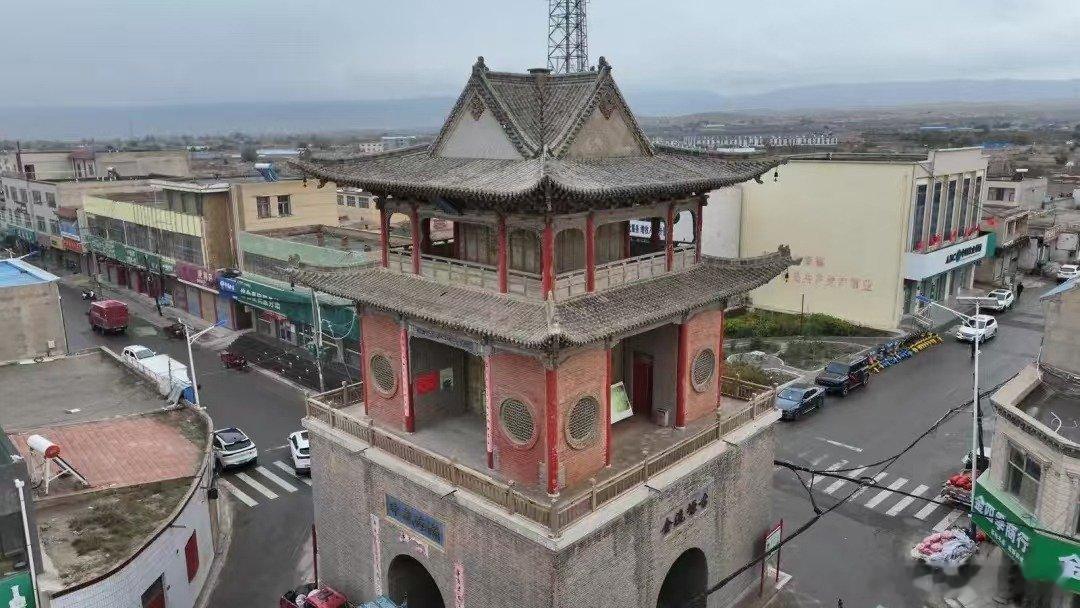 长城脚下小北京大靖镇坐落于古浪县东部的大靖镇，自古便有着 “长城脚下小北京” 的