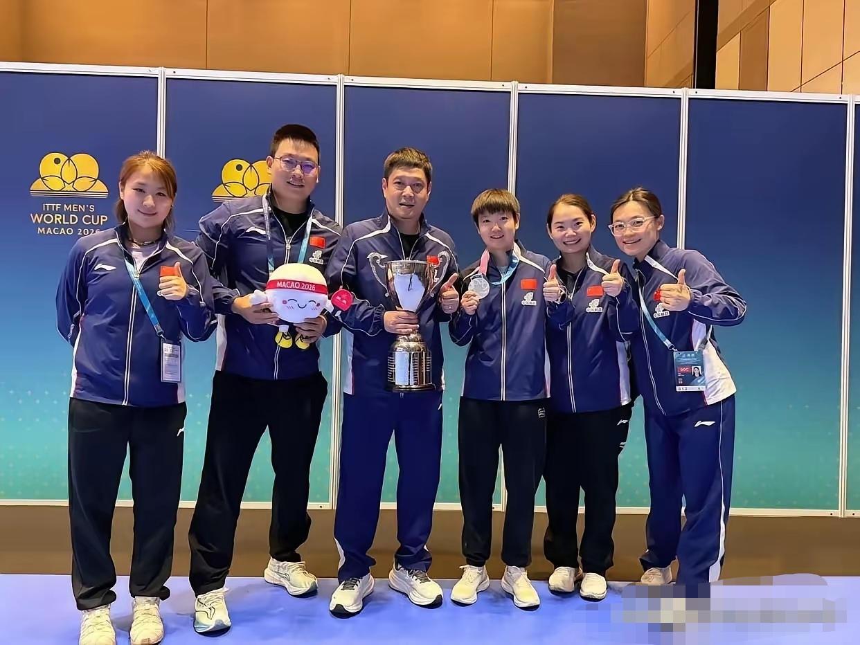 莎莎和她背后的团队
邱贻可教练说过，每次莎莎打赢了比赛，会让邱贻可教练跟他一起合