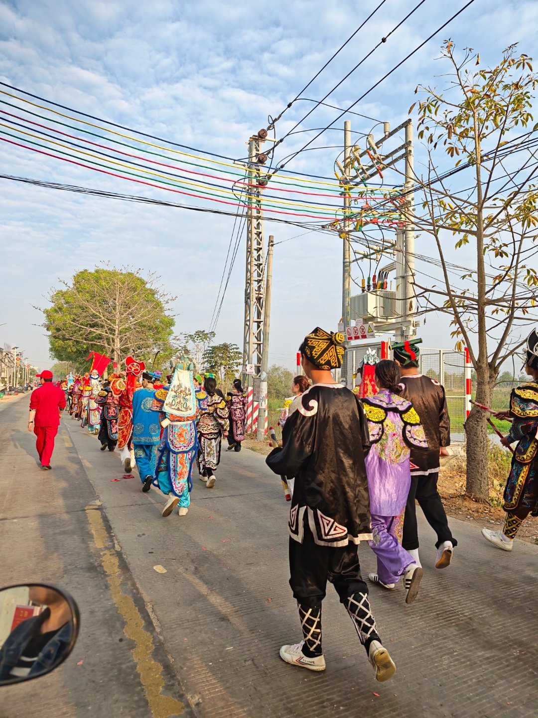 潮汕扛旗这个传统很好，但是这段路也太长了，来回应该有十公里了九组数据感受万马奔腾