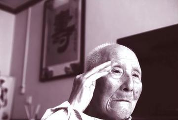 1937年南苑战斗中，吴江平为突围去勘察路线，摸索中他发现脚下有一根花绳，他心头