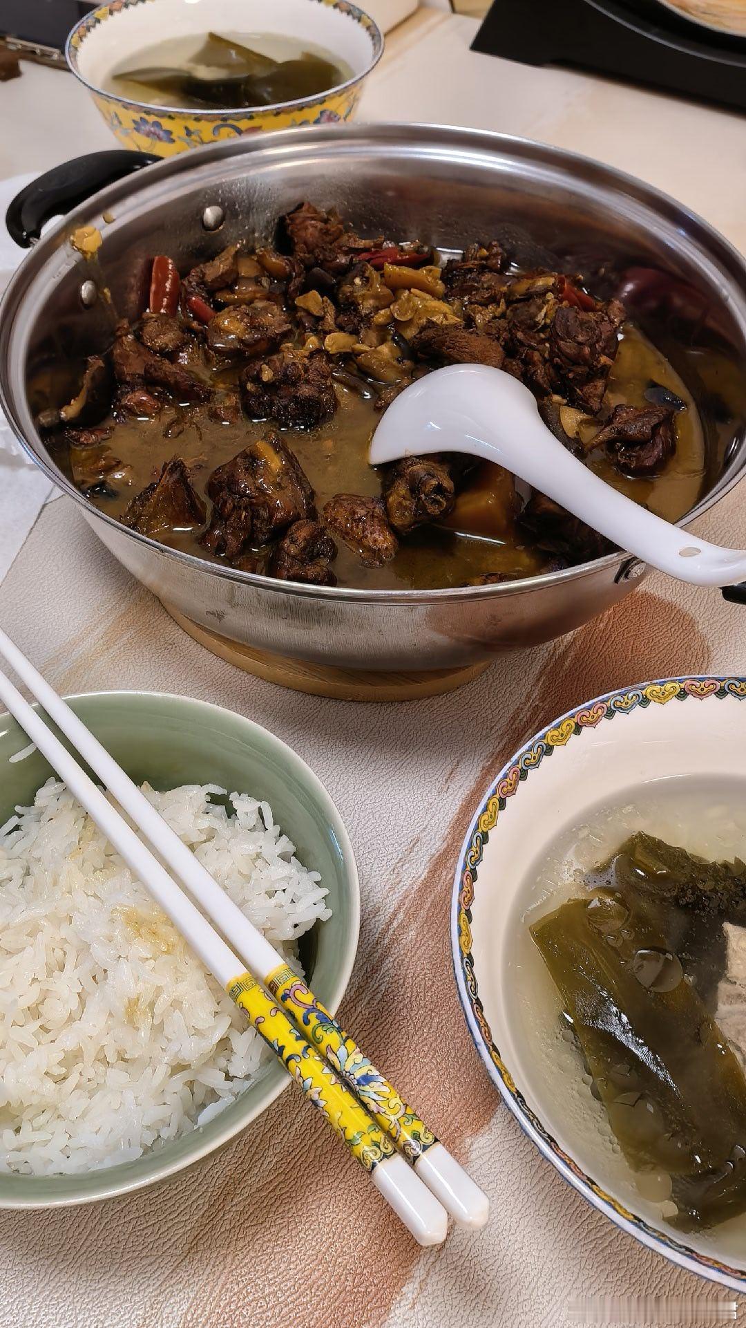这就是黄焖鸡+米饭？ 