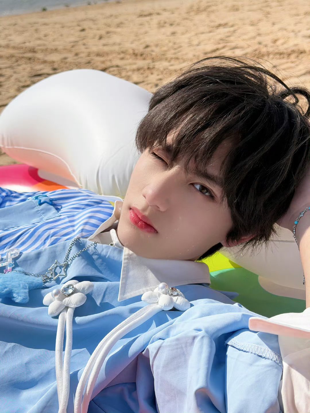 李煜东海边live照 东东这个海边live太萌了吧！！阳光沙滩李煜东~要一直这样