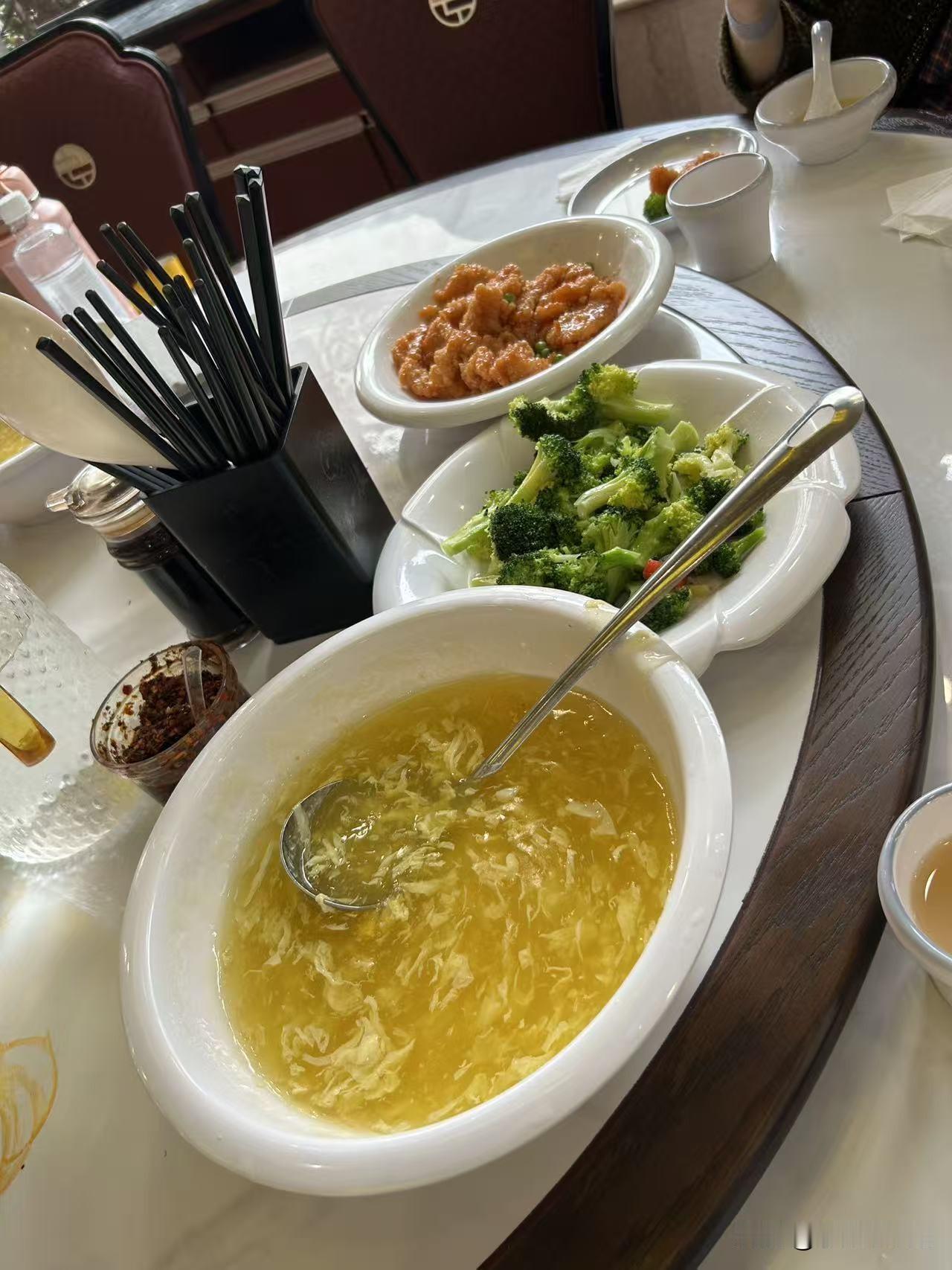 上联:窗含春夏秋冬景，邀君赐下联家拥酸甜苦辣味。