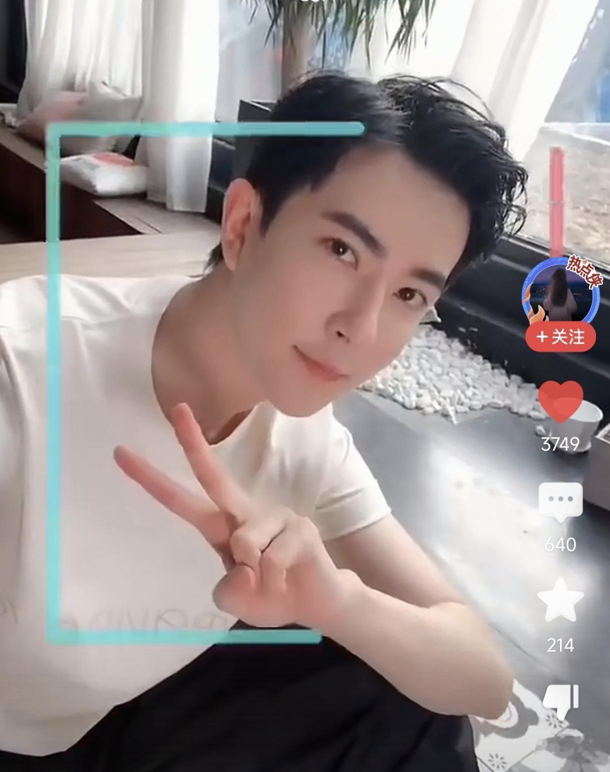 图一，图二他有做过110的手势，但是没有人明白，图三有一只黑手，图四有一只白色的