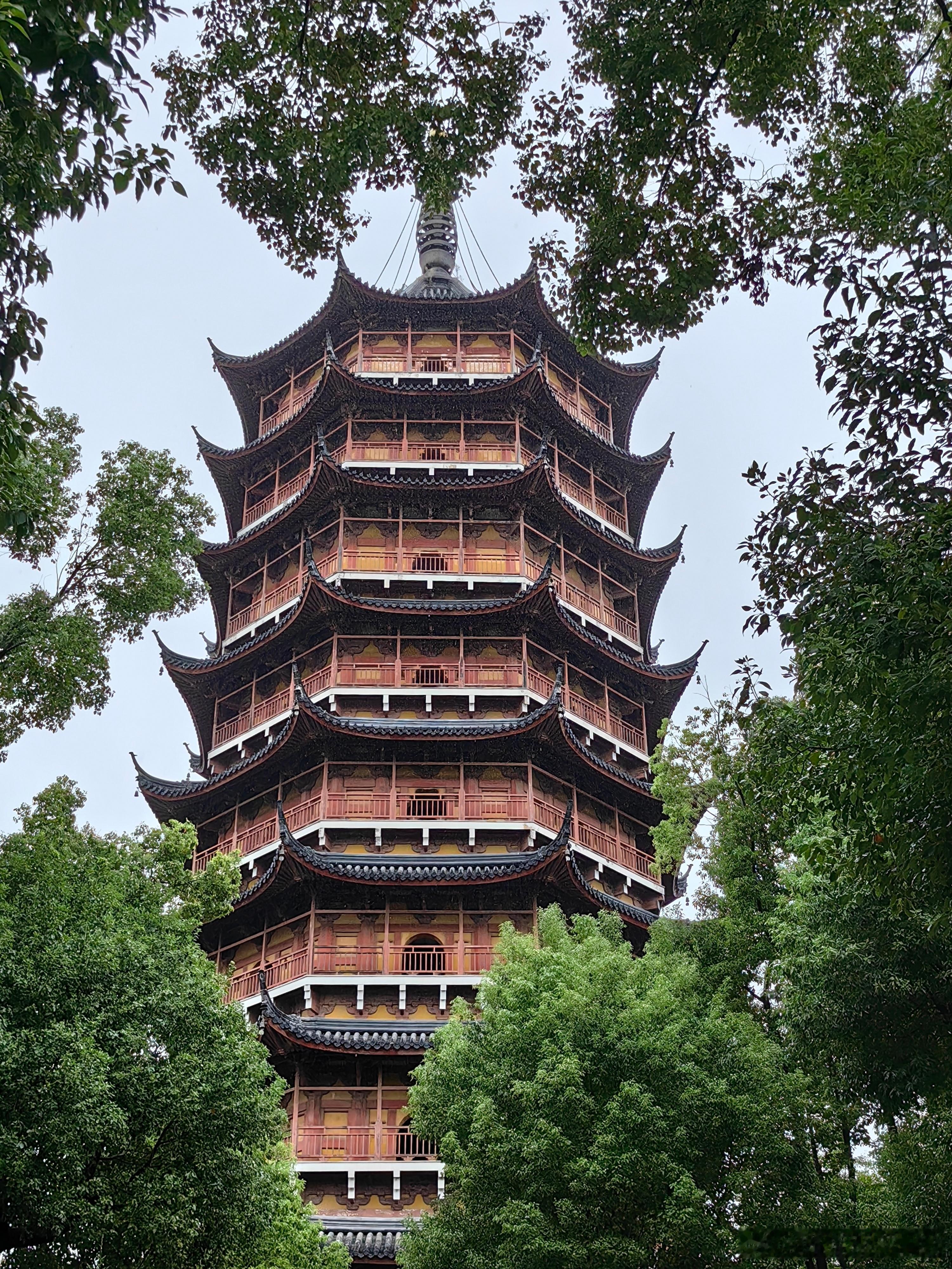 苏州报恩寺塔第六批全国重点文物保护单位。坐落在苏州老城区，地铁4号线北寺塔站出站