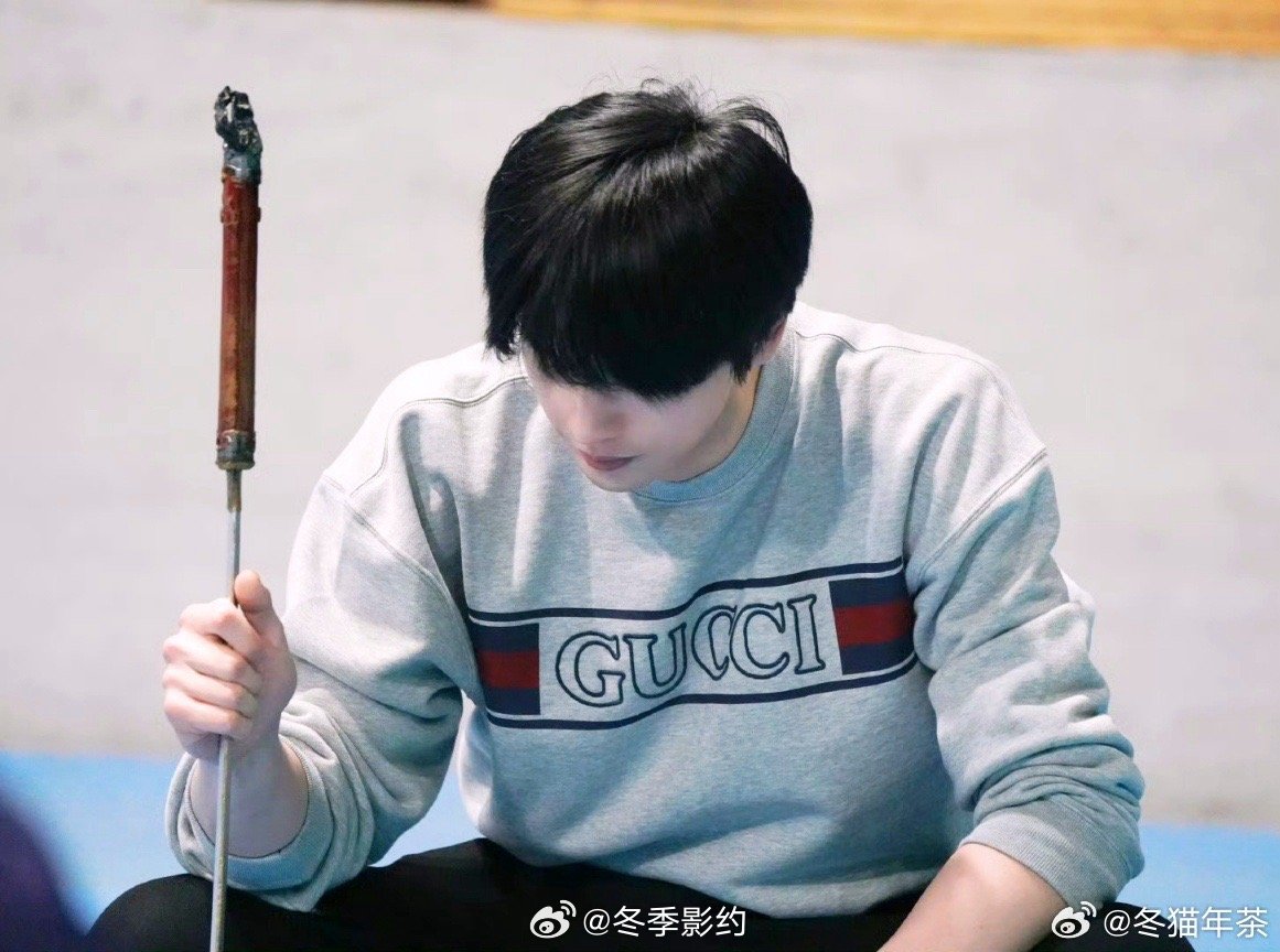 张凌赫打戏 张凌赫谢征打戏适配度拉满，身形舒展剑招利落，以一敌众的戏份丝毫不乱，