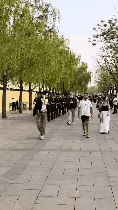先往后瞅了一眼，还不让路 