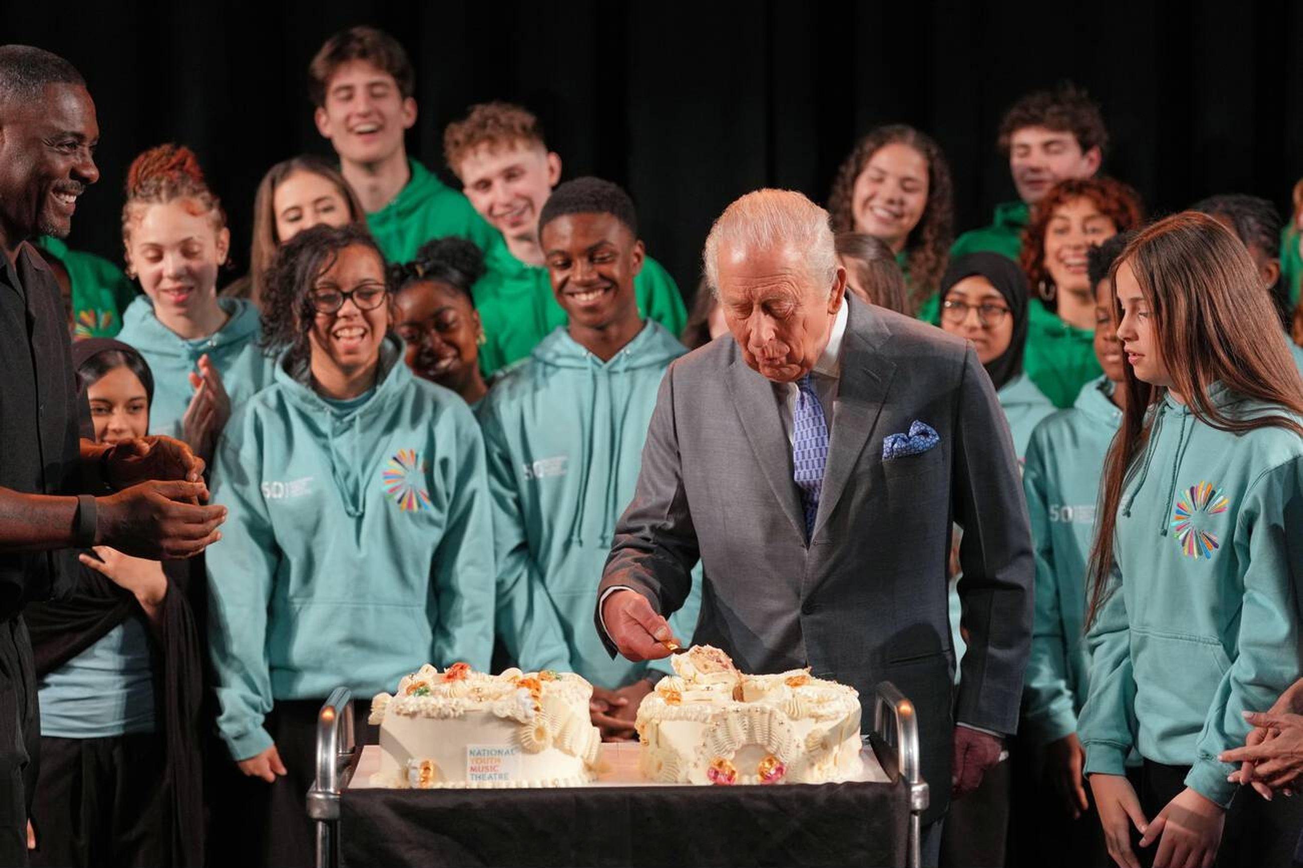 英国王室  今天查尔斯三世在伦敦访问国家青年音乐剧院，以庆祝该剧院成立5️⃣0️