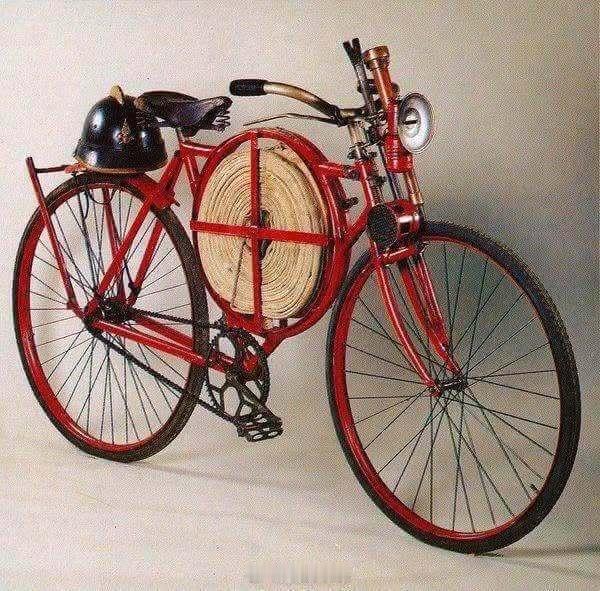 我们汽车圈：传统车企、造车新势力、代理公司、媒体已经出现负面情绪。这种负面情绪的