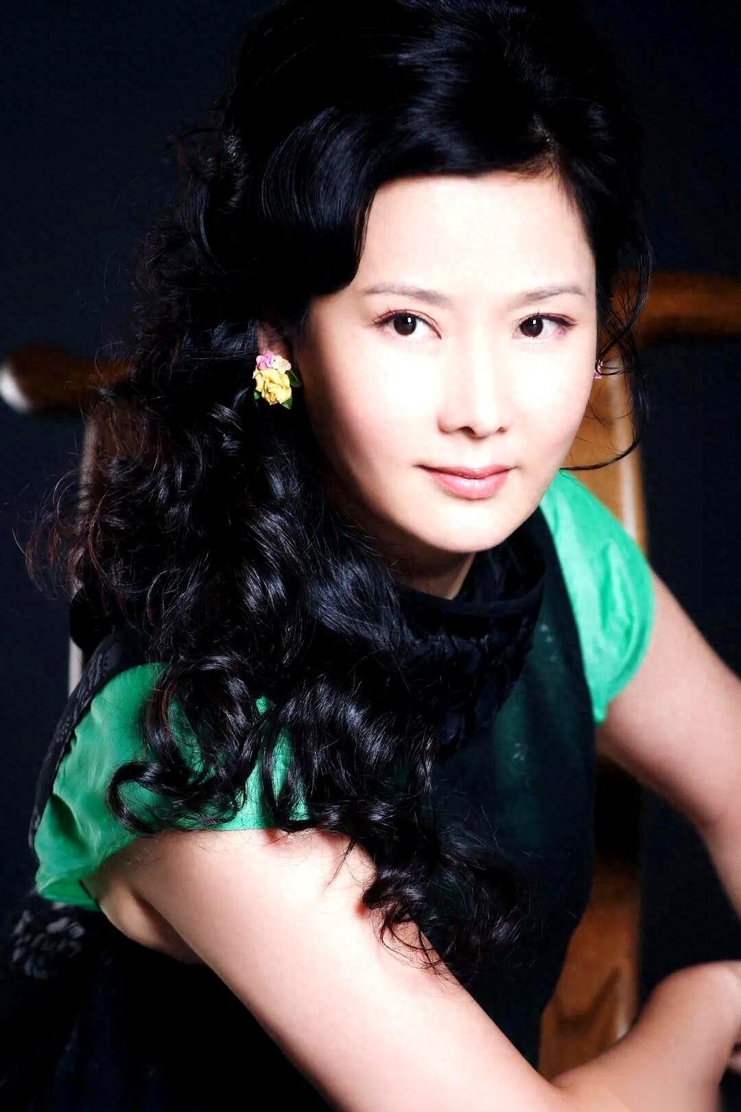 刚结婚，何赛飞就跟老公摊牌了：我不生孩子。
这在八九十年代，简直是石破天惊。一个