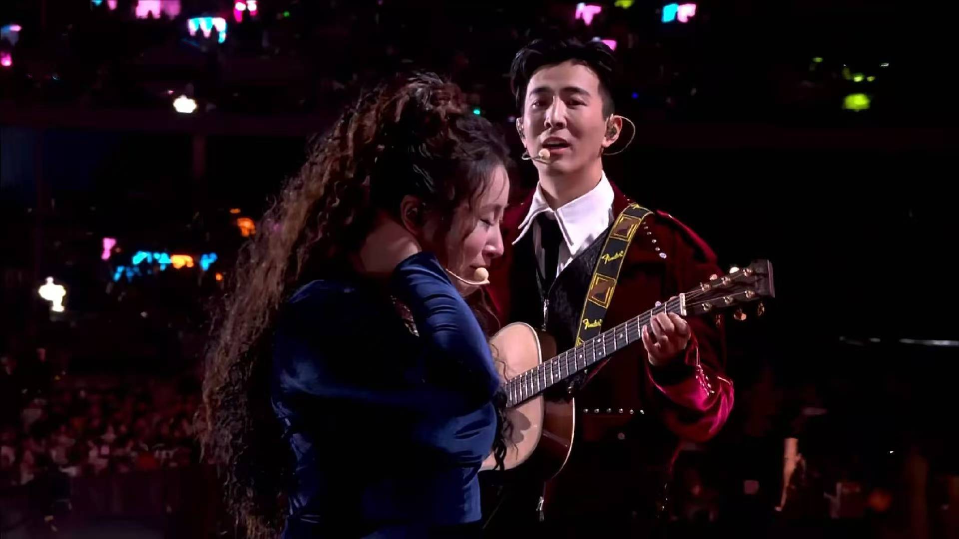 李川一车花海求婚锤娜丽莎锤娜丽莎被李川求婚当场落泪李川：别人送一束玫瑰，我送一片