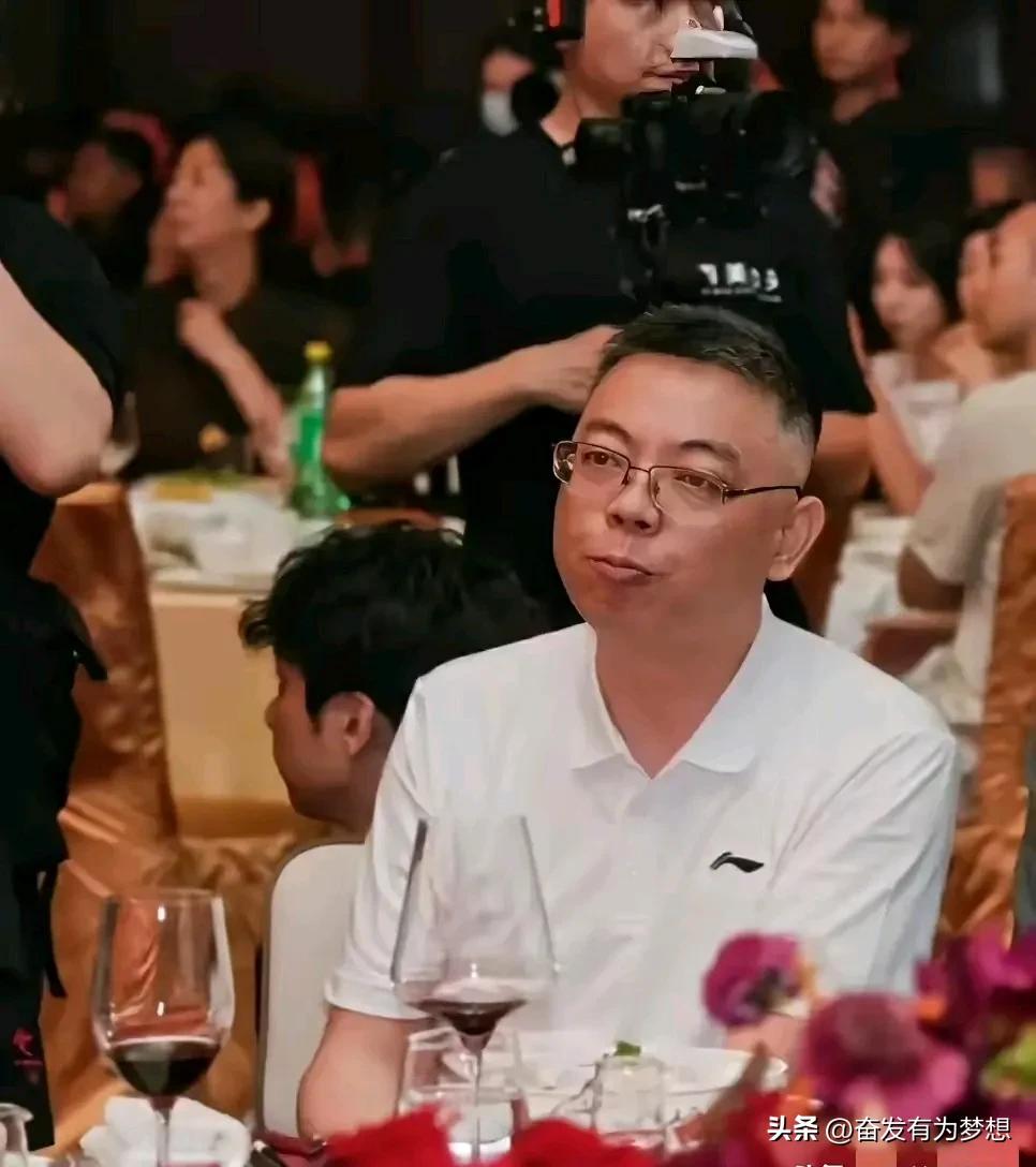广厦庆功宴上宴请浙江稠州队主教练方俊，原因有三:

1.彰显广厦队大气。广厦队与