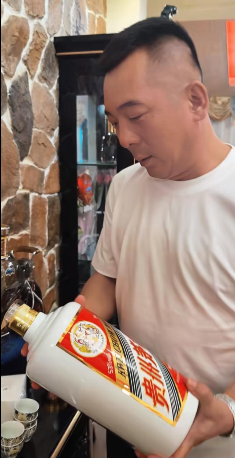 北京石东明，加代以前的司机兼小弟，如今日子过得相当滋润，生活档次肉眼可见地提了上