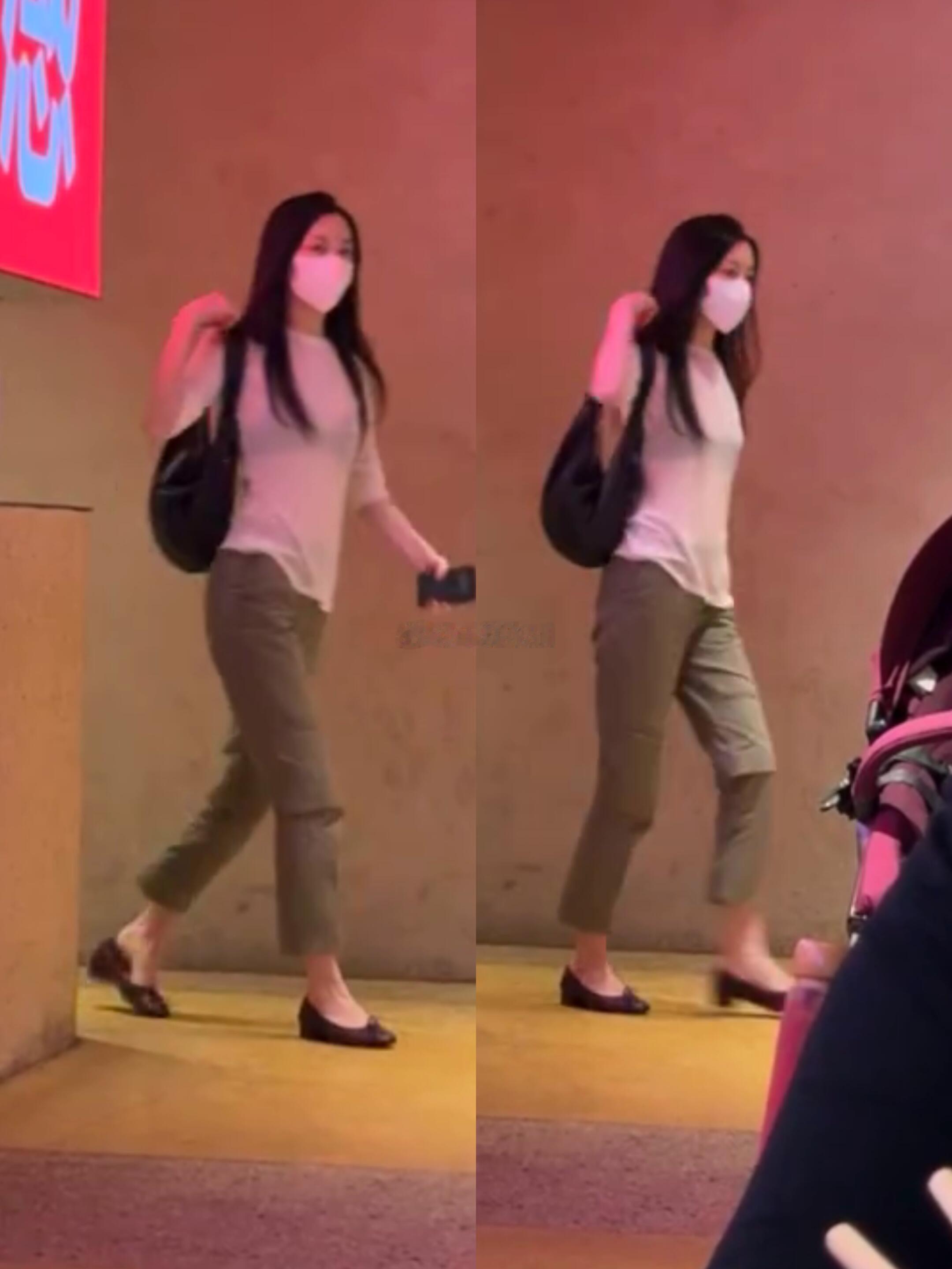 李嫣和王菲都是身材修长气质清冷，李嫣的穿衣风格和年轻时的王菲也很像 ​​​