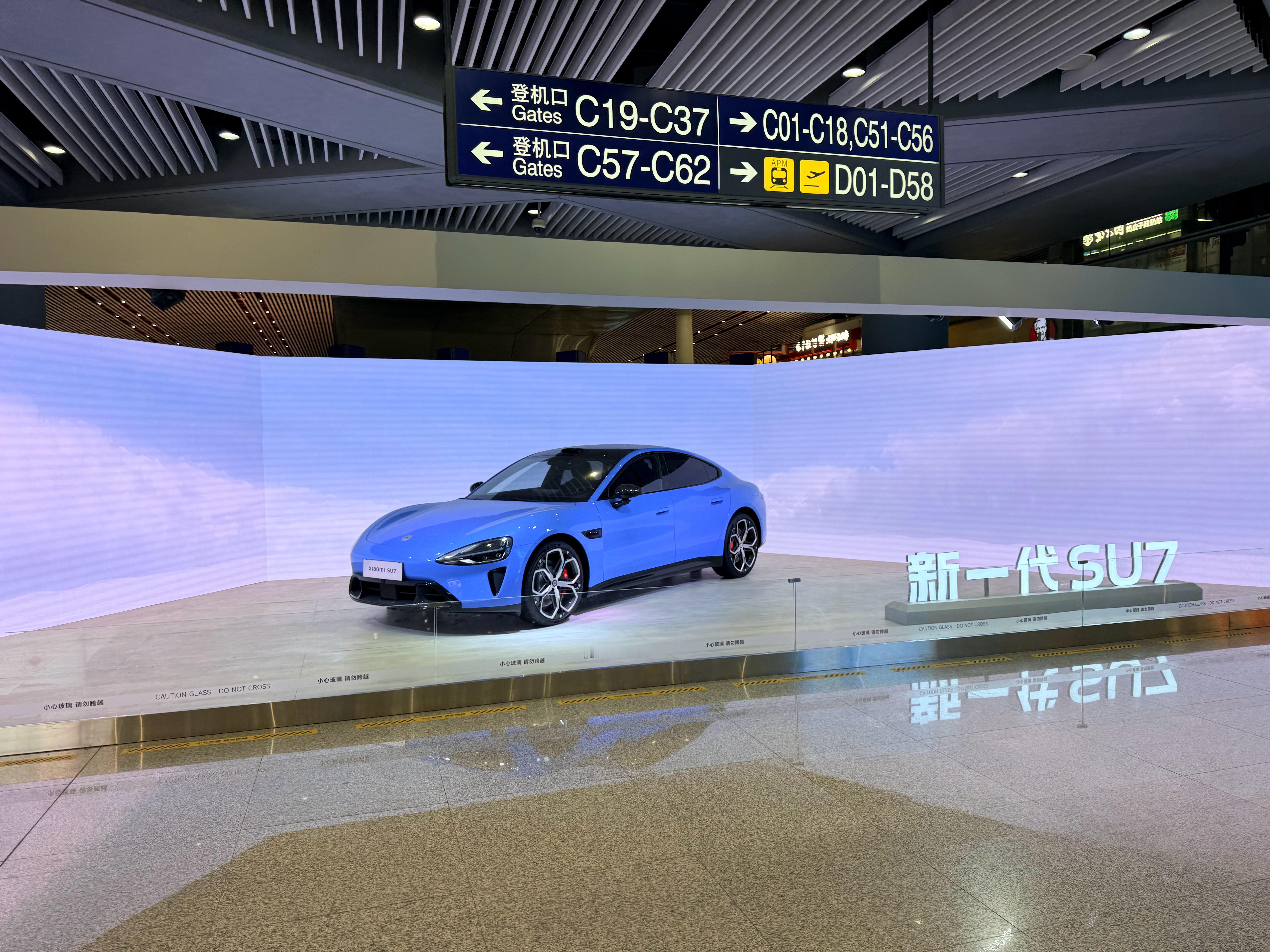 机场拍的，不违反保密协议吧，我愿意叫他su7.2，这价位的驾驶者之车，不好把话说