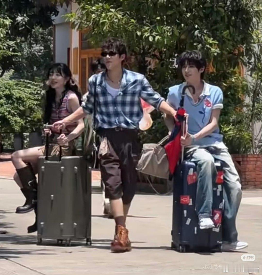 王安宇田曦薇黄明昊校服路透青春氛围感直接拉满！三人同框校服造型清爽又元气，少年少