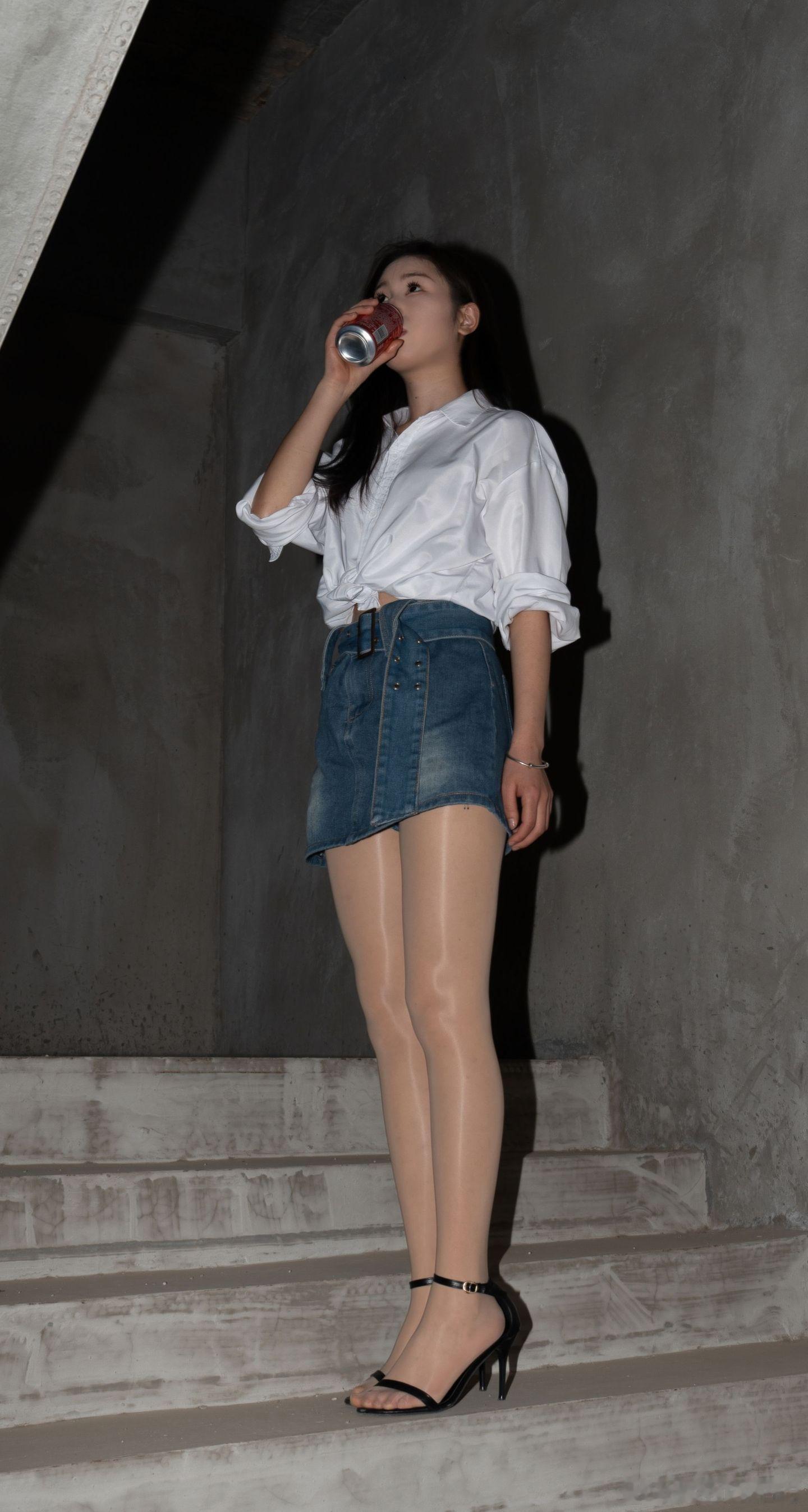 约拍 楼梯是个出片的地方美女