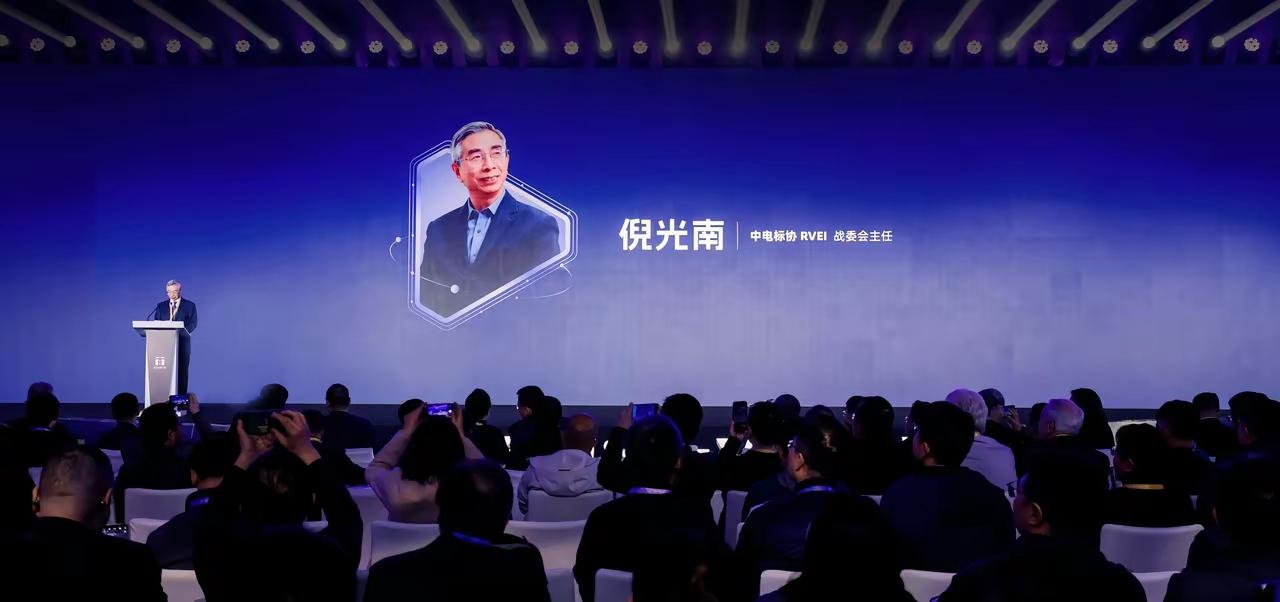 科技圈今天彻底炸锅了，谁都没想到这一天来得这么快——中国开源架构CPU直接站上全