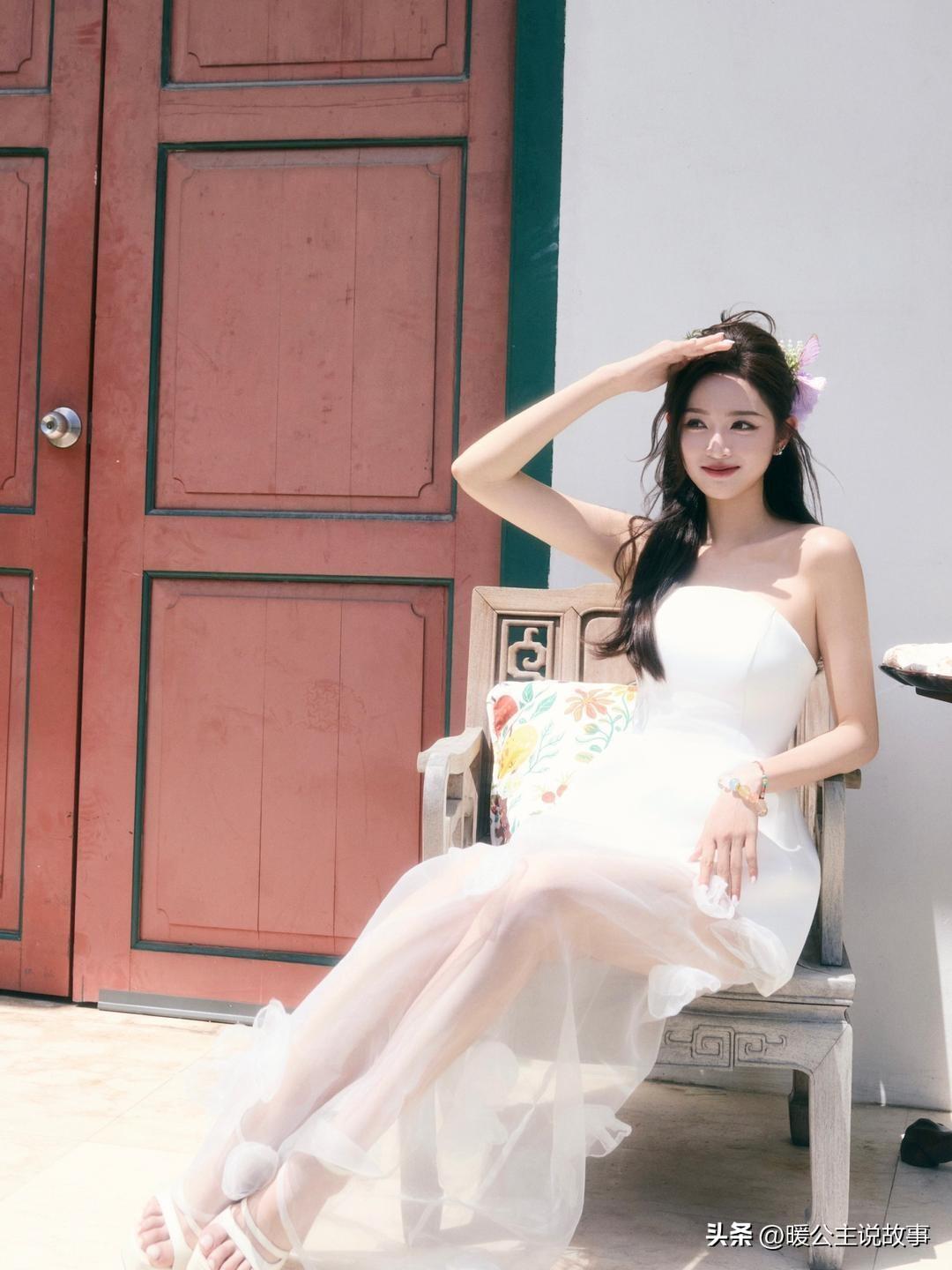 吴宣仪穿搭写真，抹胸白纱裙，浪漫甜美的少女穿搭。
