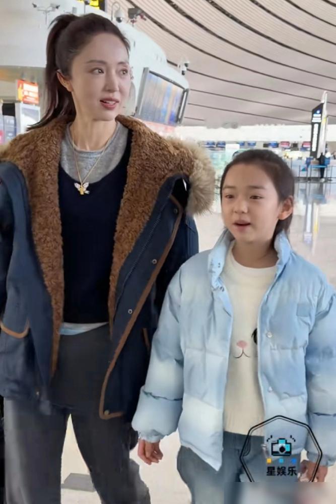 董璇有种又老又小的感觉，她的脸型和眼神很像小孩，但是口角囊袋和脖子又特别暴露年纪