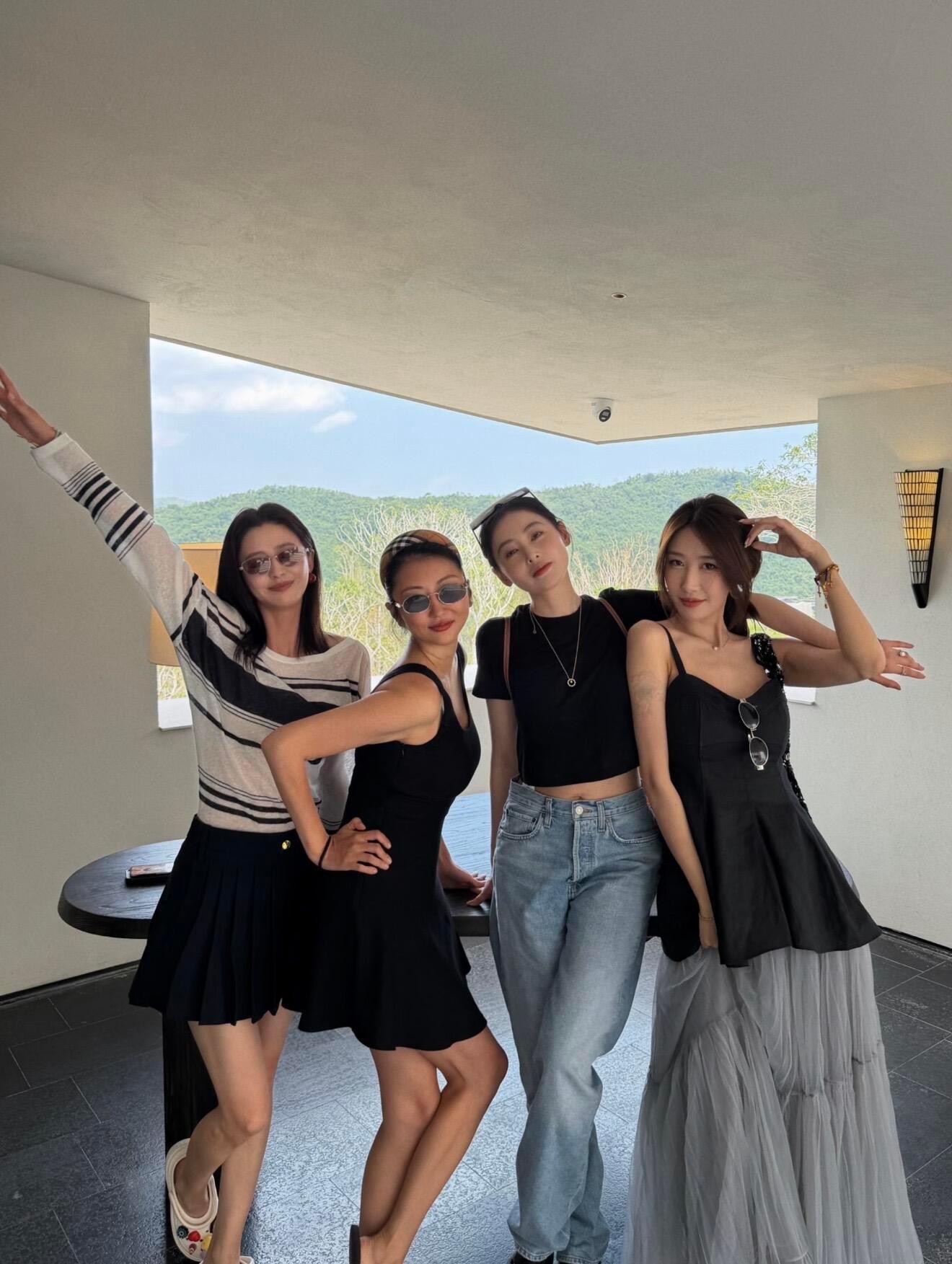 43岁丫丫与好友相聚三亚，四人的状态，好nice近日，佟丽娅现身三亚游玩，她与好