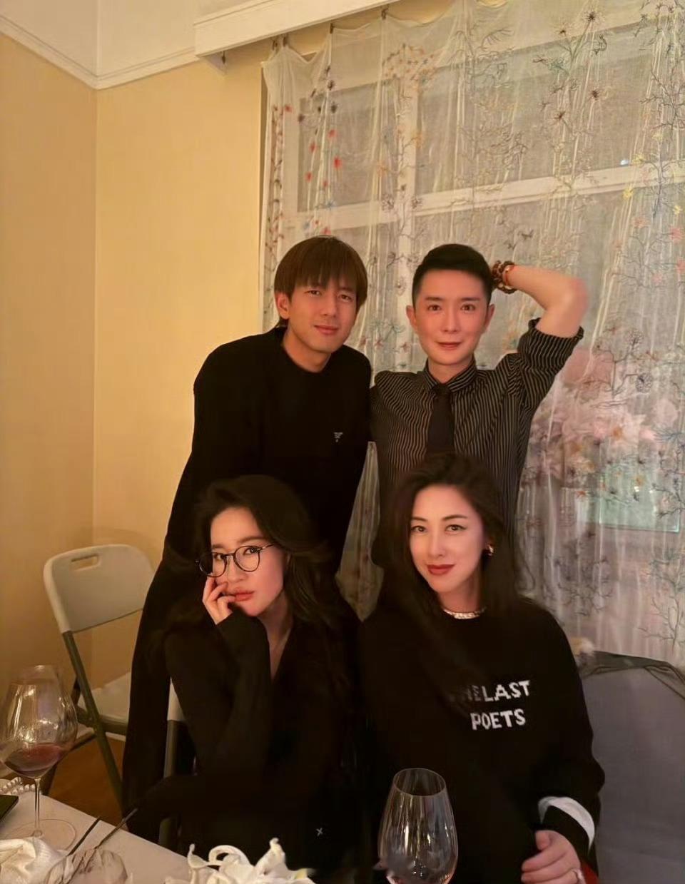 刘亦菲李现王诗龄刘冲合照 刘亦菲李现王诗龄刘冲合照，平安夜聚会了[抱一抱] 