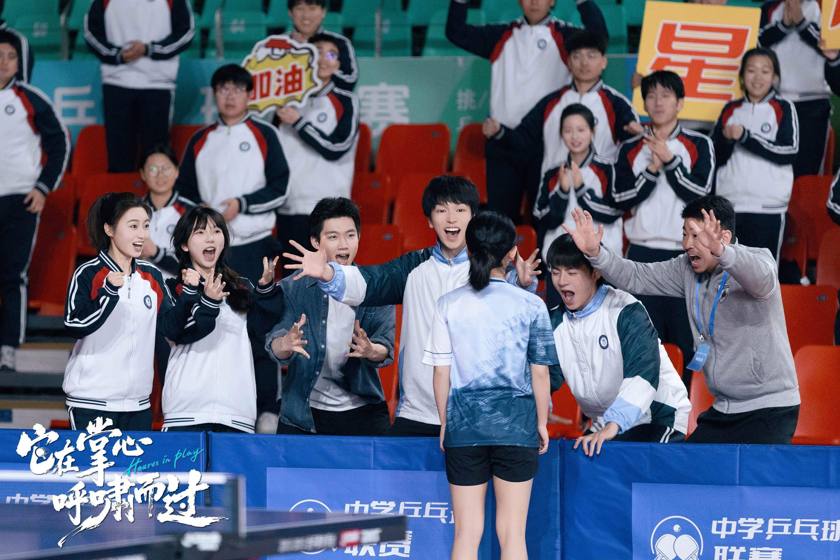 它在掌心呼啸而过夏日的风裹着青春的甜，那些追梦的日夜、无忧无虑的欢笑，是藏在心底