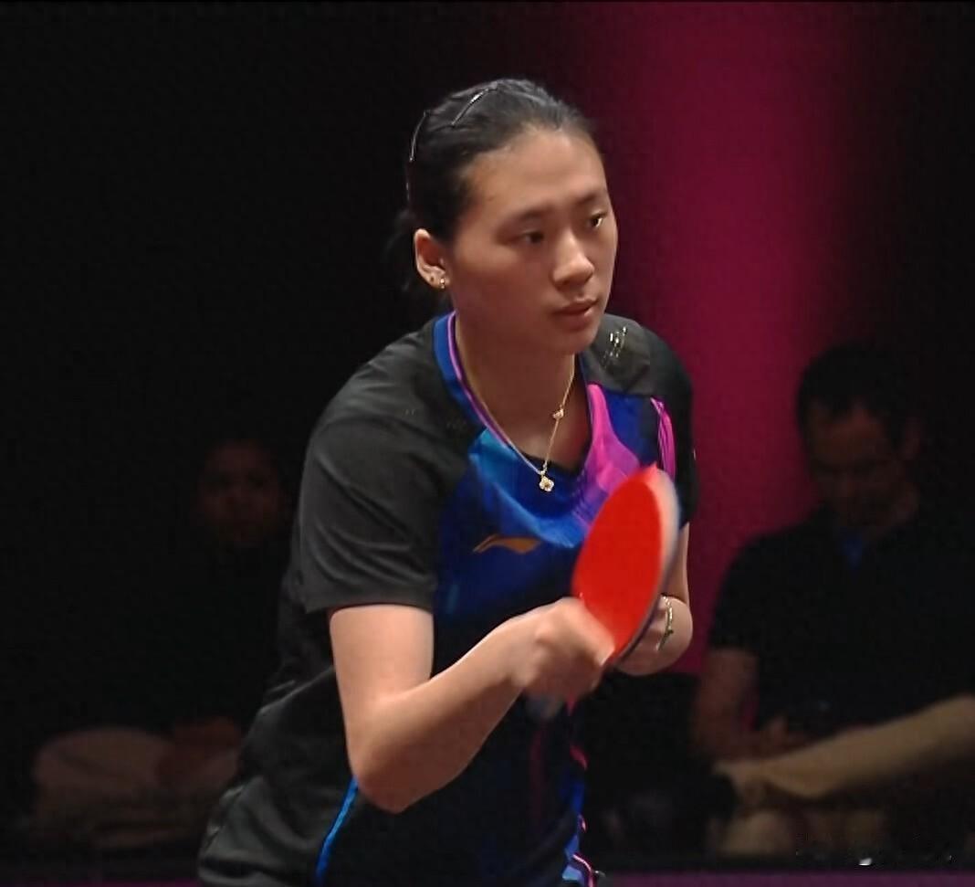 陈熠在比赛中太烦躁了，放毛巾带着甩的动作，发出“啪”的一声，而比赛过程中，观众席