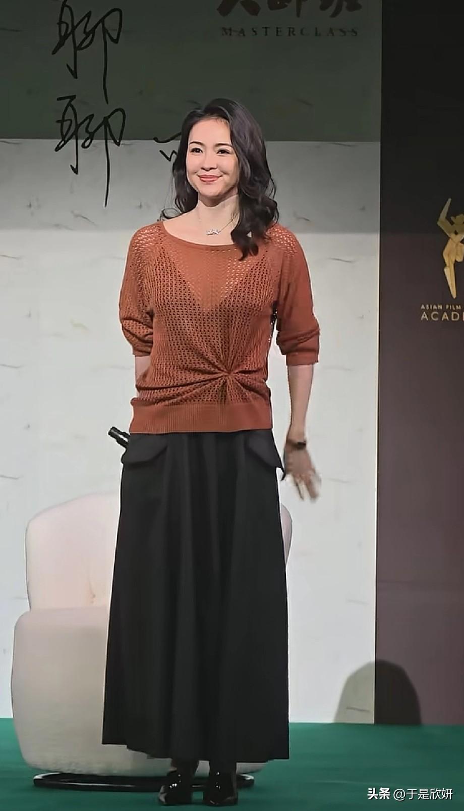 谁懂啊！国际章这波生图，真的把“高级松弛感”穿到了极致。
近日，章子怡亮相亚洲电