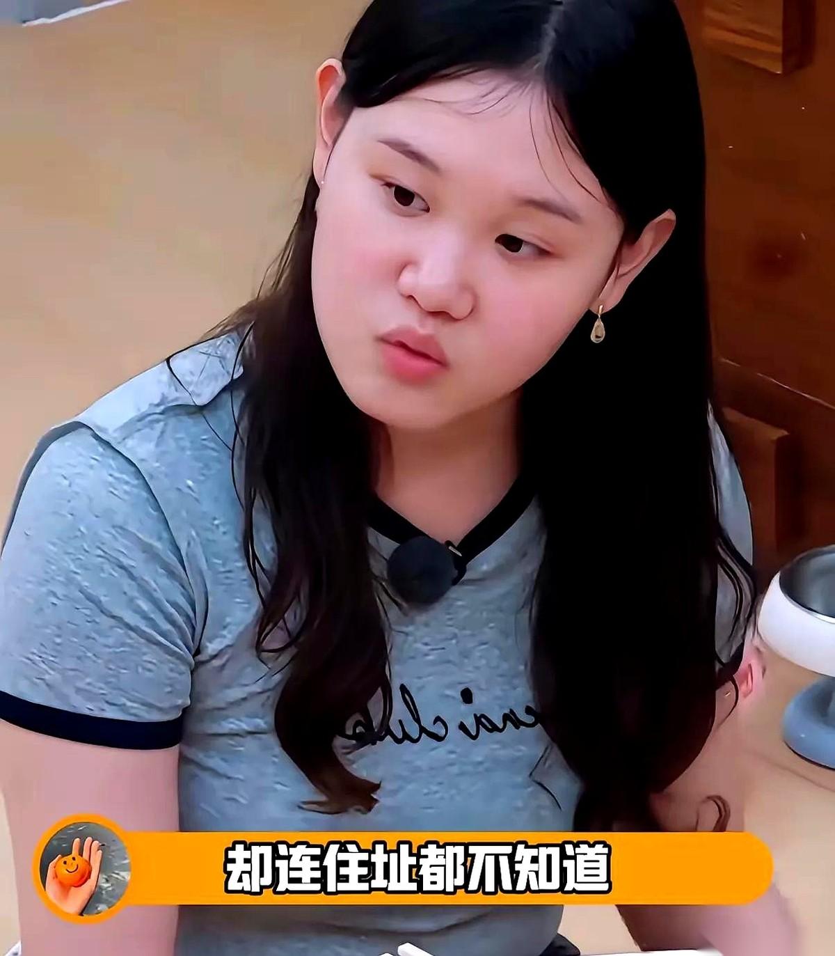 综艺《我家那闺女》里，有一个镜头极其刺眼。
十米跳台上，亲妈因为恐高吓得眼泪直掉