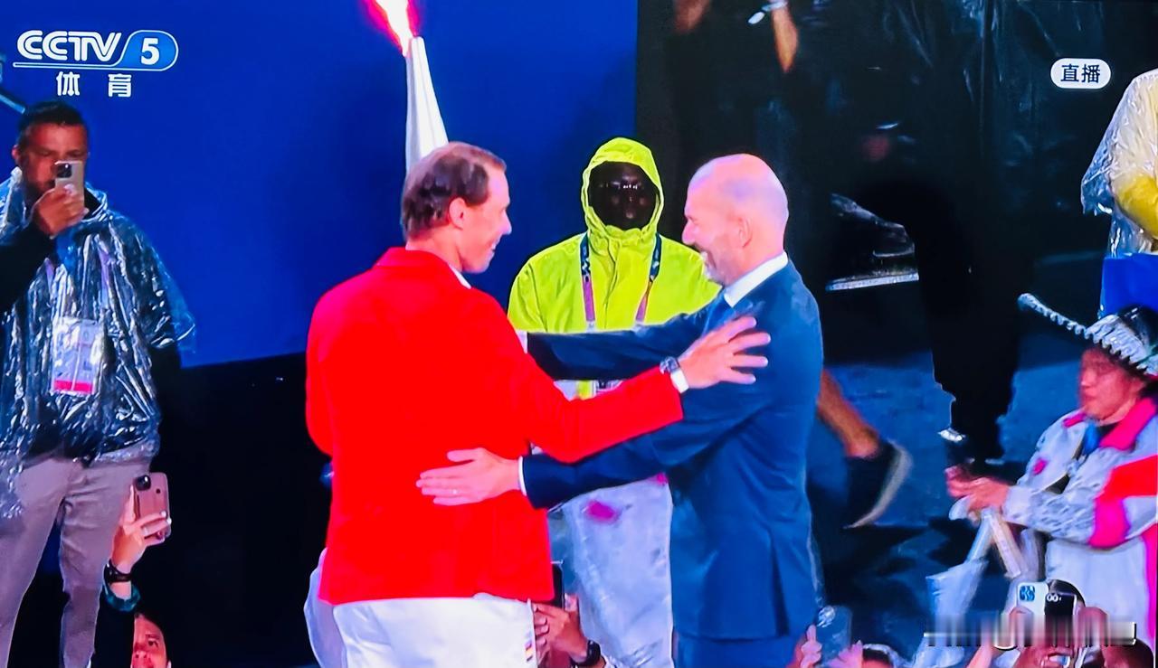 巴黎奥运火炬由蒙面神秘人交给曾经带领法国男足夺得世界杯、欧洲杯冠军的世界足球先生