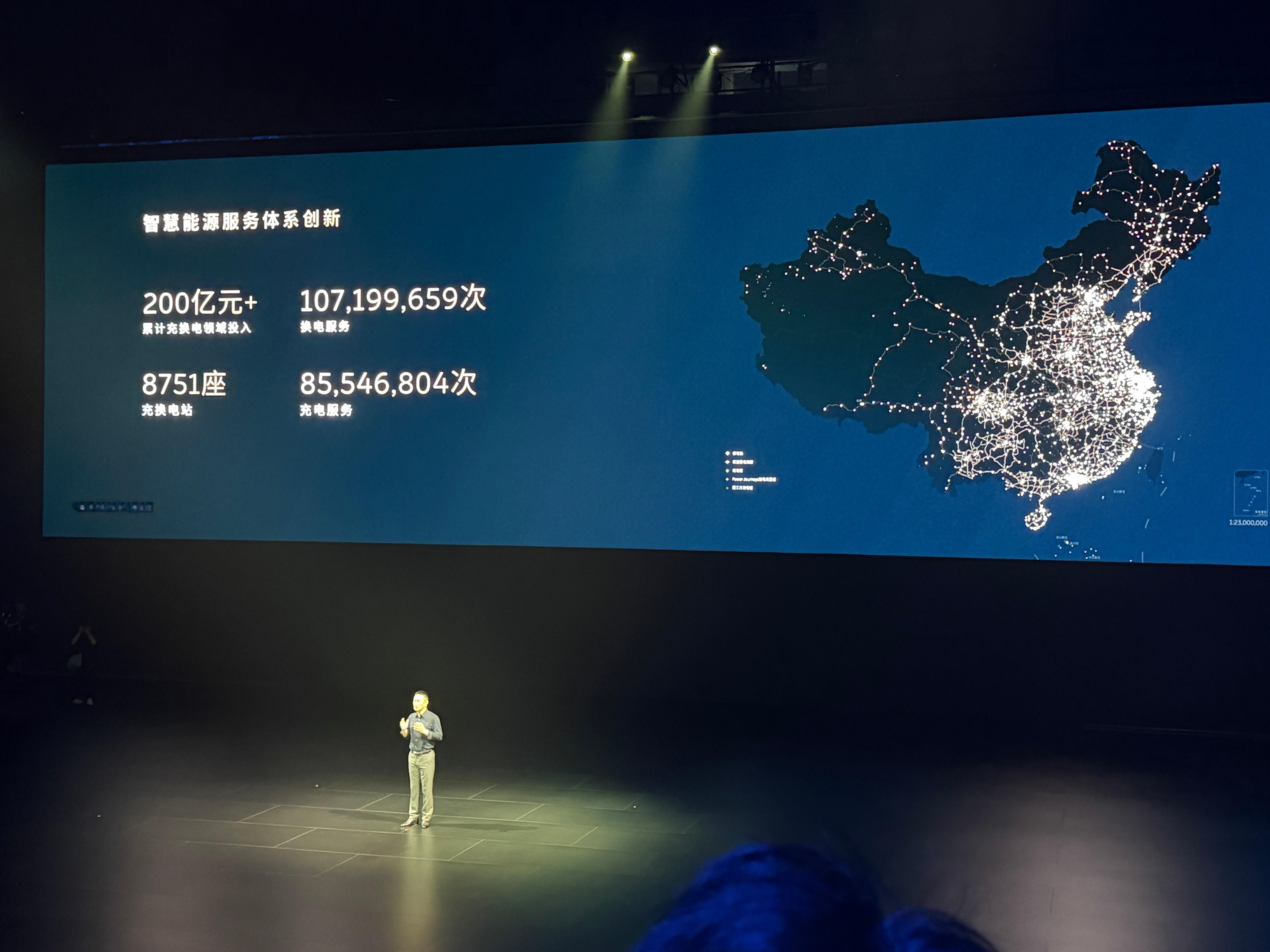 全新蔚来👏👏👏车长近5米4，线控转向+后轮转向6座13箱无压力 座座都是M