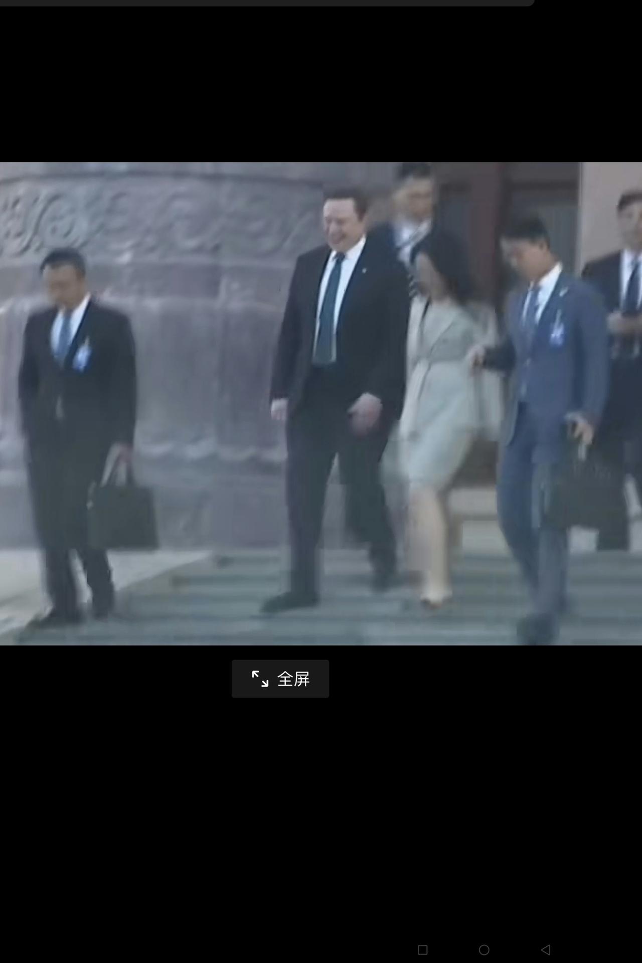 这个陪着马斯克的美女是谁？
昨天（5月14日）晚上，欢迎美国客人的宴会结束后，有