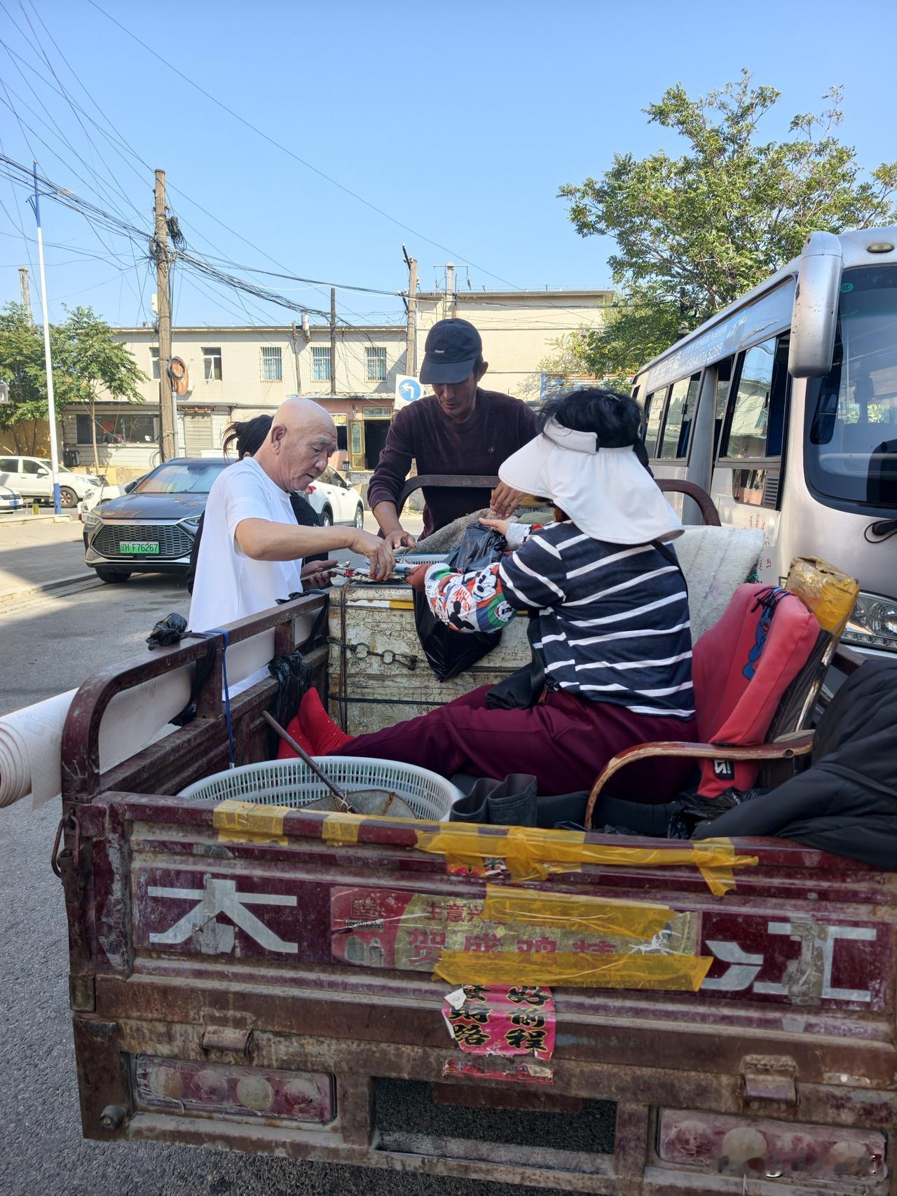 路边偶遇现捞梭子蟹，25一斤，抢着买…
 
路过熊岳城火车站，看见一辆电动三轮车