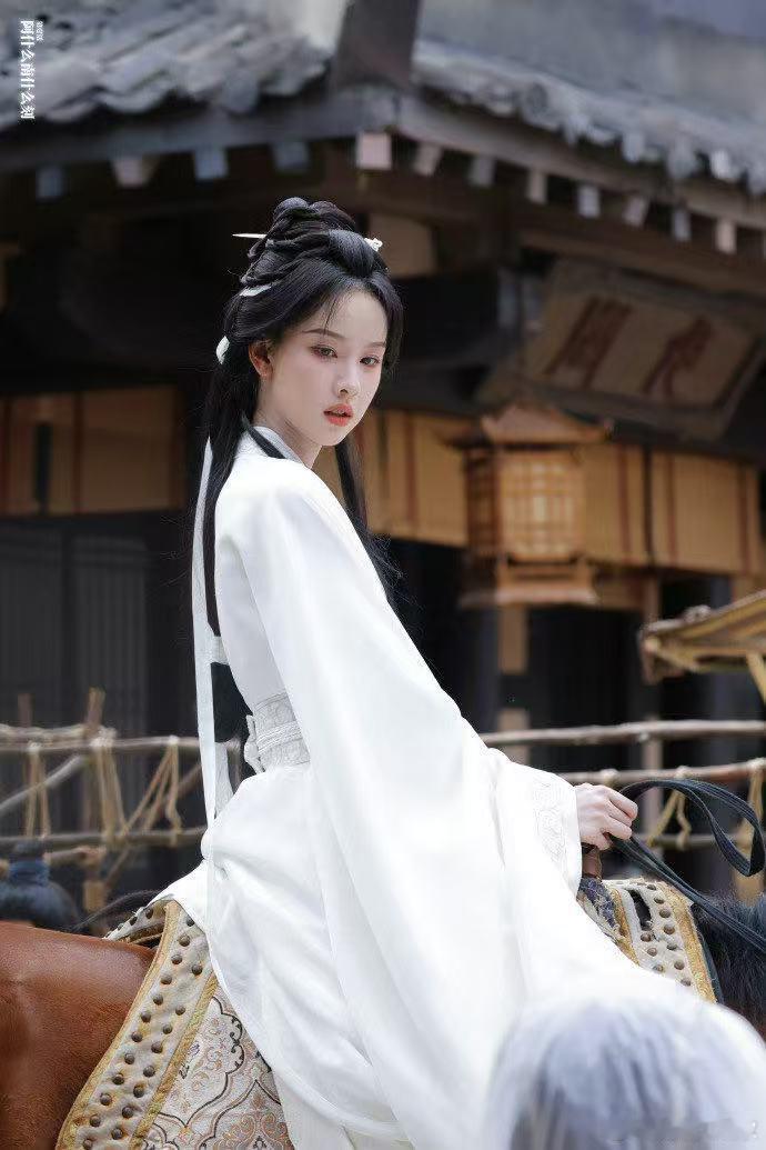 陈都灵白衣骑马仙飒一体 一袭白衣，策马疾驰，陈都灵美得惊心动魄，素衣勾勒柔美线条