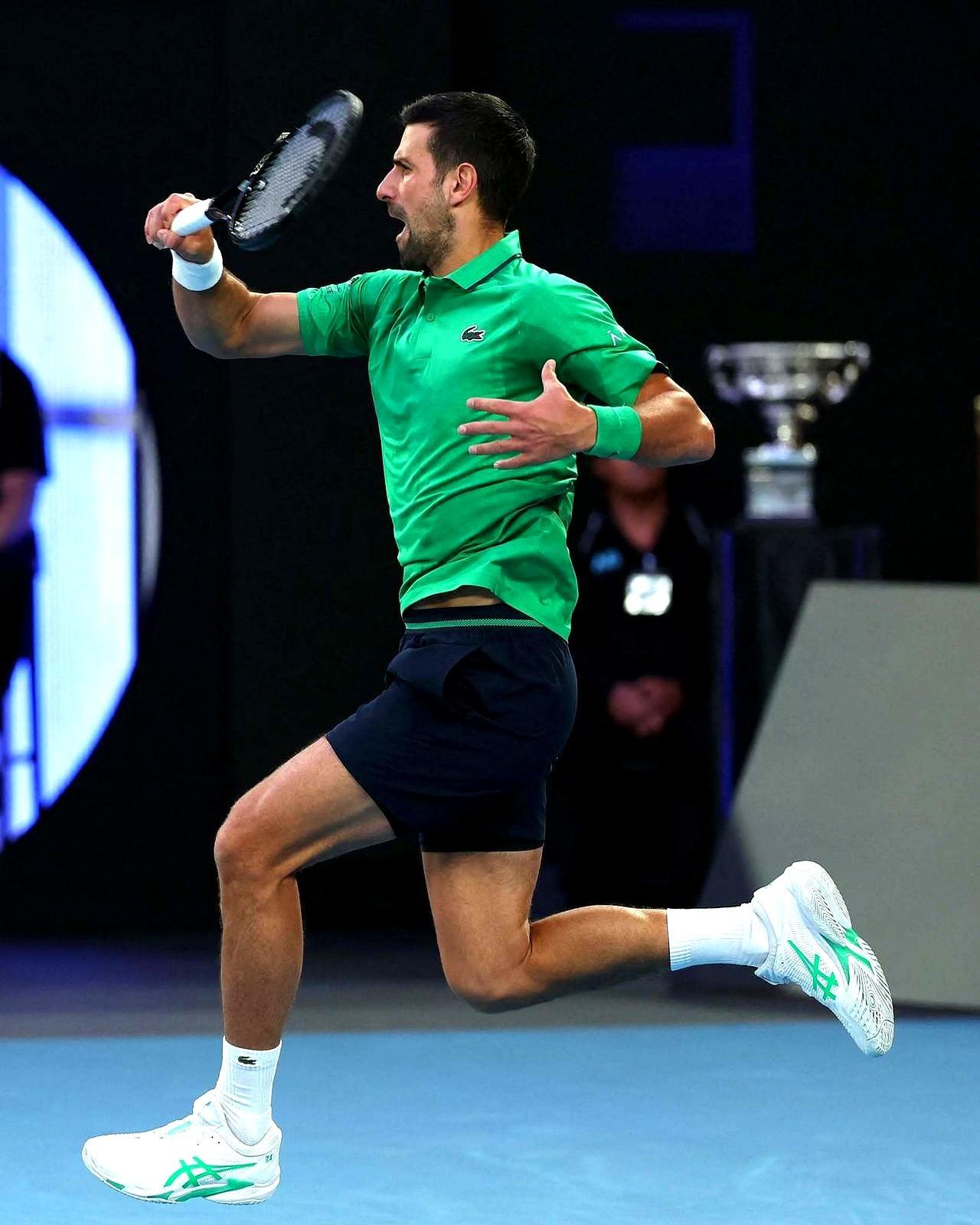 他守了10年的澳网王座，一夜之间崩塌。
 
第一盘6-2，所有人都以为剧本又是老