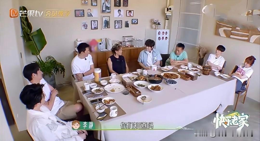 李静在节目里笑着讲，有个男明星吃排油丸，痛苦到不敢上厕所。
孙浩趴桌上笑得直抖，