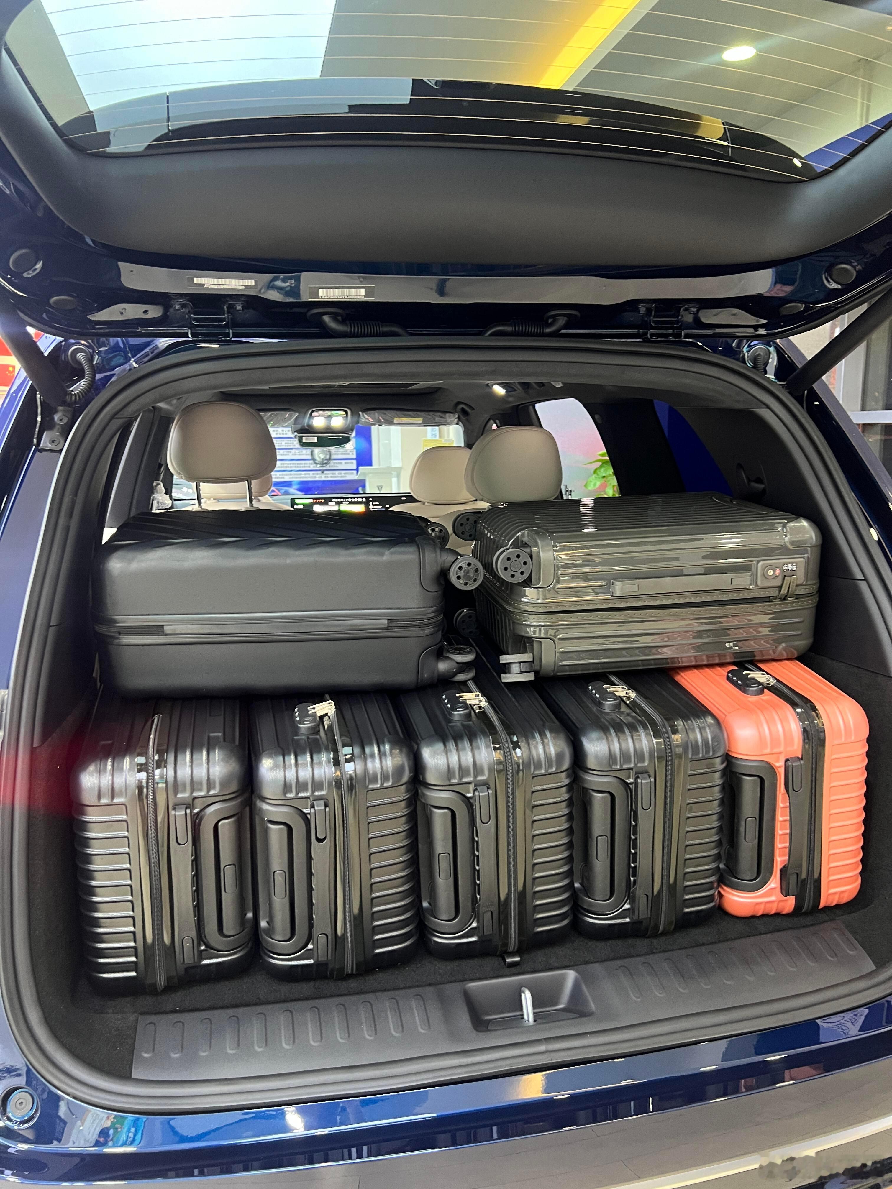 🚗深蓝S09🚙车型定位：中大型新能源SUV，主打家庭出行场景，提供2+2+2