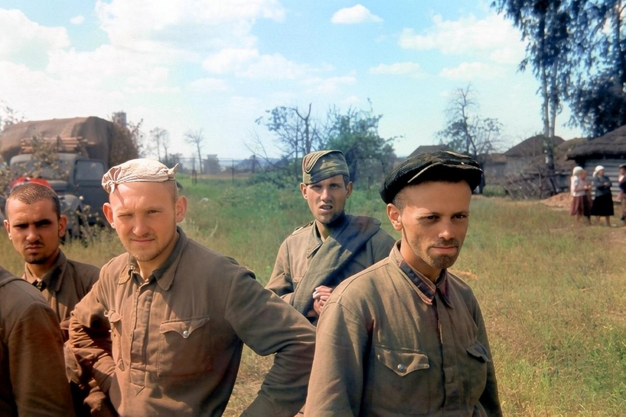 德军前线军官镜头下是苏联战俘，这组战地照片，出自第 3 装甲师的海因茨・雅默尔上