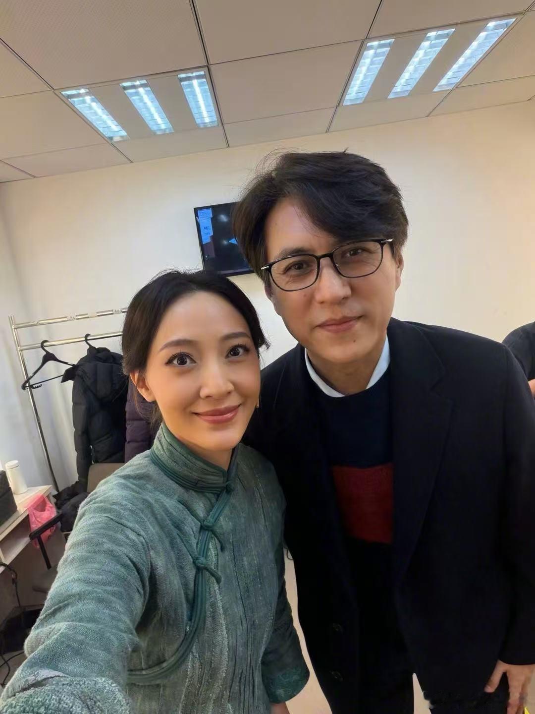 聂远妻子秦子越晒与靳东合照 被这张合照惊喜到，秦子越在话剧舞台上闪闪发光，私下又