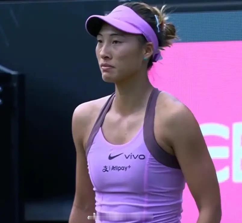 喜讯！她赢了：郑钦文2-1、拒绝逆转一轮游，晋级16强，怒吼+握拳郑钦文又赢了！