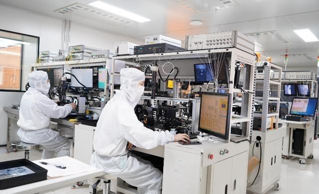 一位日本华人曾经表示：“高端轴承、精密仪器、传感器、机器人减速器、碳纤维、光刻胶