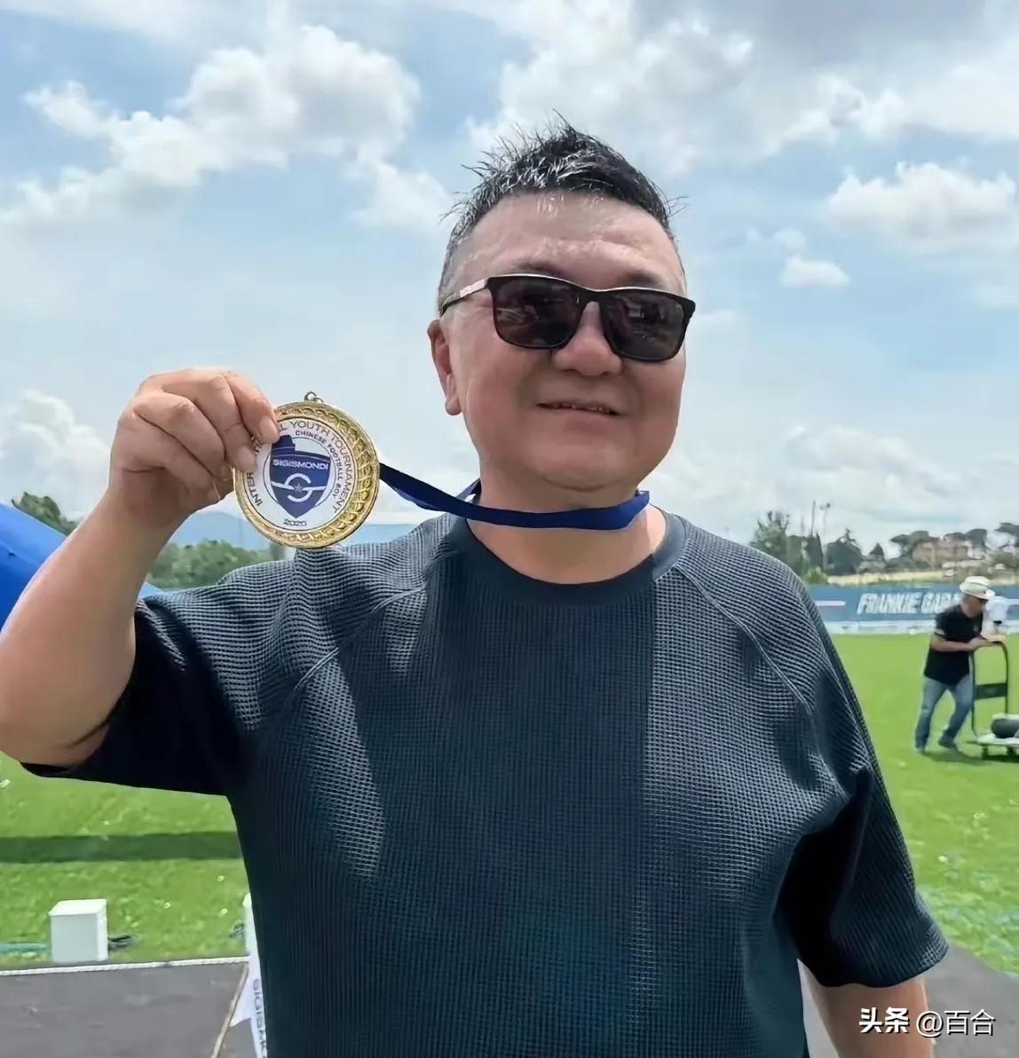 我老公以前是体育特长生，我问他：董路没教练证，却带着中国足球小将夺冠，不算违规吗