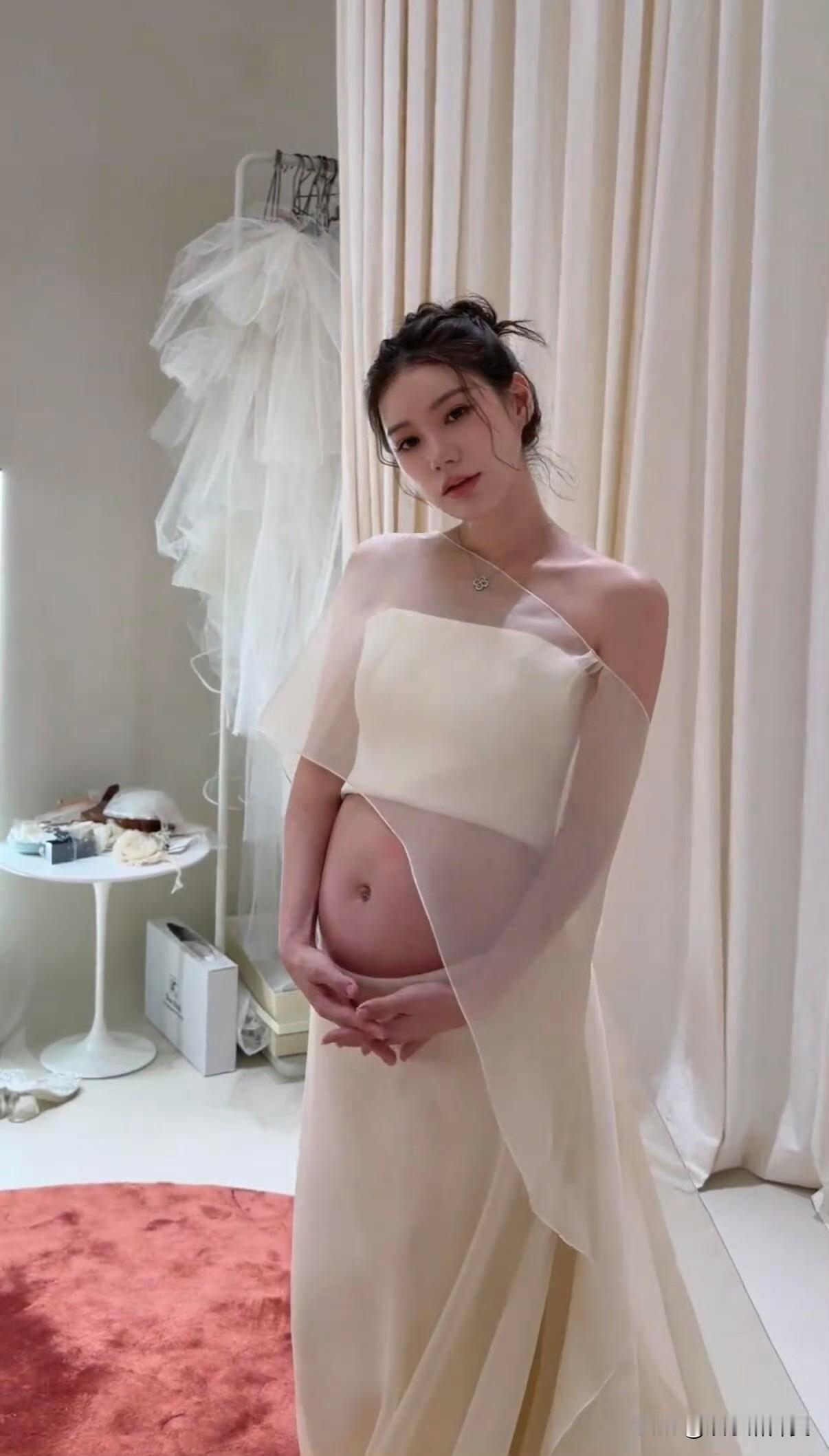 马筱梅真是个好妈妈，孩子还没有出生，她就已经准备好宝宝的衣服玩具了，而且，大方晒