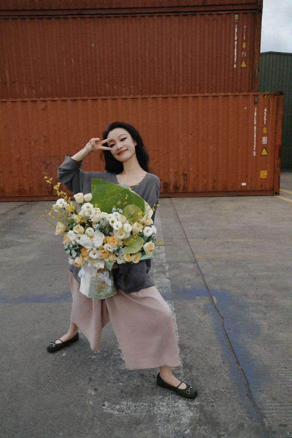 37岁倪妮庆生照，是快乐的小女生！这个妆是刚拍完东西蹭妆吧[doge] ​​​