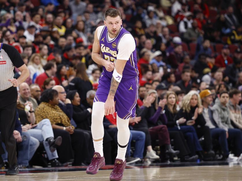 大招全朝着小兵放了，东契奇算错峰砍分的神吗，打步行者首节爆砍22分！湖人全队首节