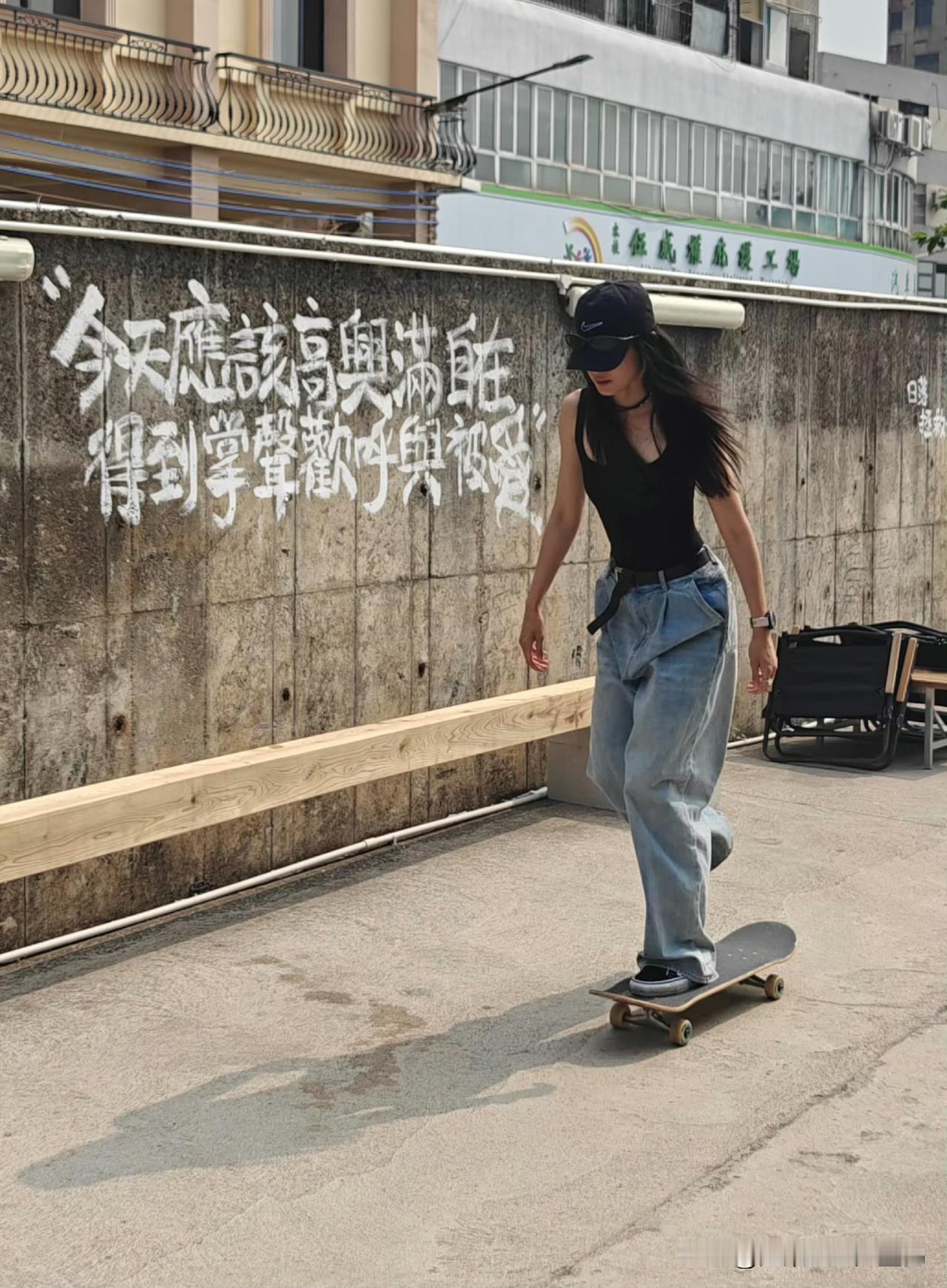别人拍戏间隙练体能，屈菁菁直接把滑板玩成日常，这状态谁看了不羡慕

多数动作戏演