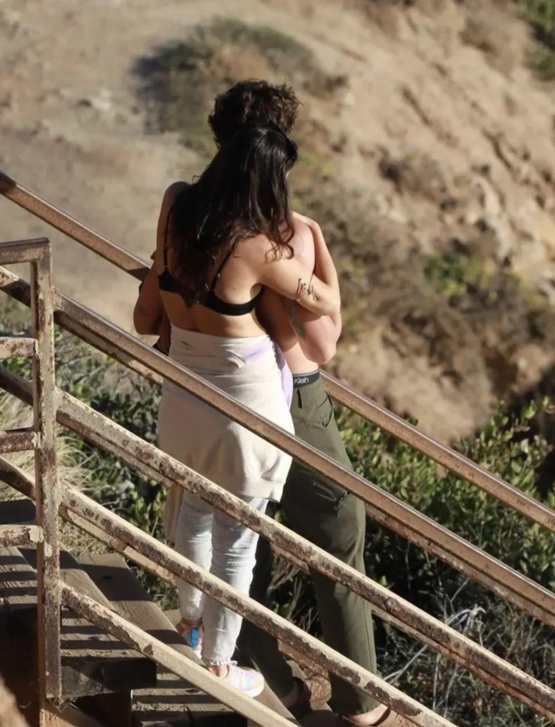 25岁的加拿大男歌手 Shawn Mendes（肖恩·门德斯）最近被拍到和37岁