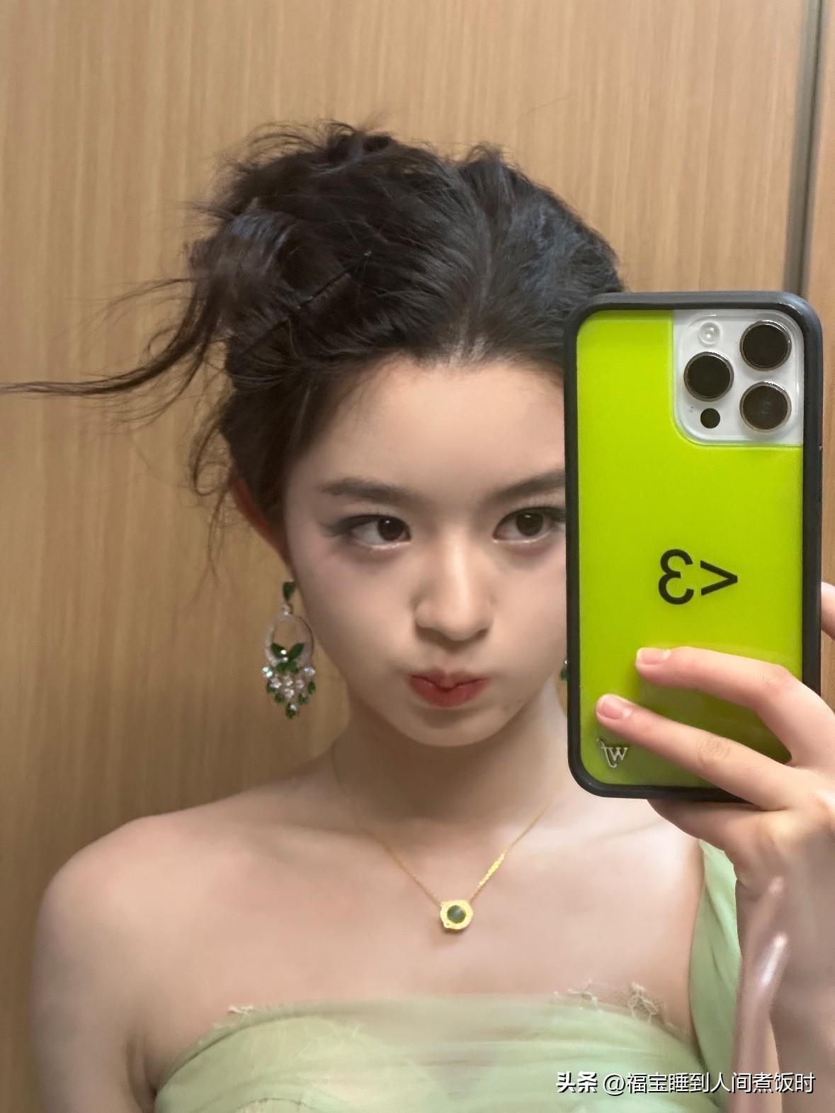 黄杨钿甜戴的Graff耳环，听说要230万！
还是从她妈妈那儿拿的，妥妥的富家女