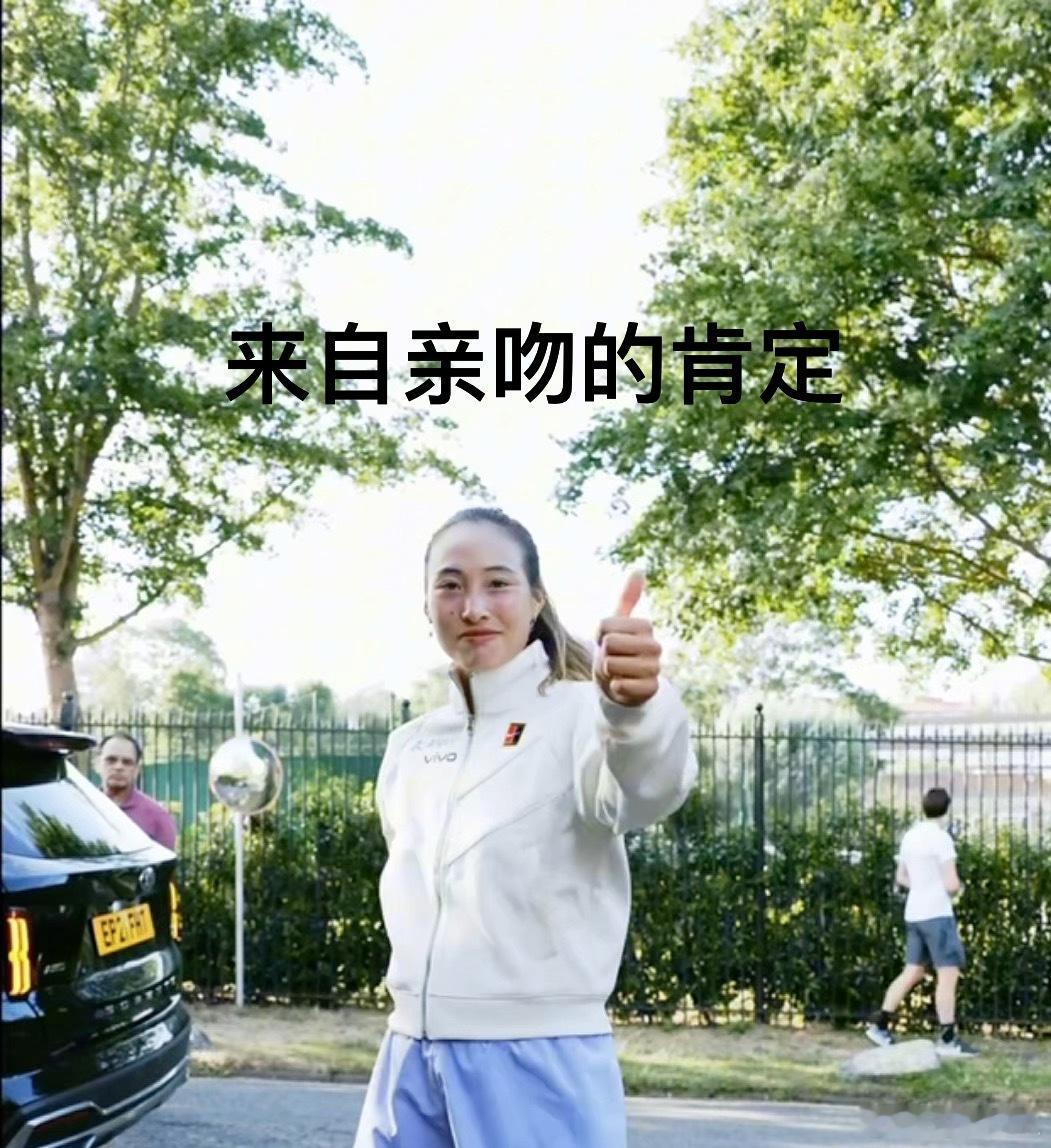 为郑钦文出战温网加油救命！当郑钦文身着白色战袍踏上草地球场，那一瞬间我鸡皮疙瘩全